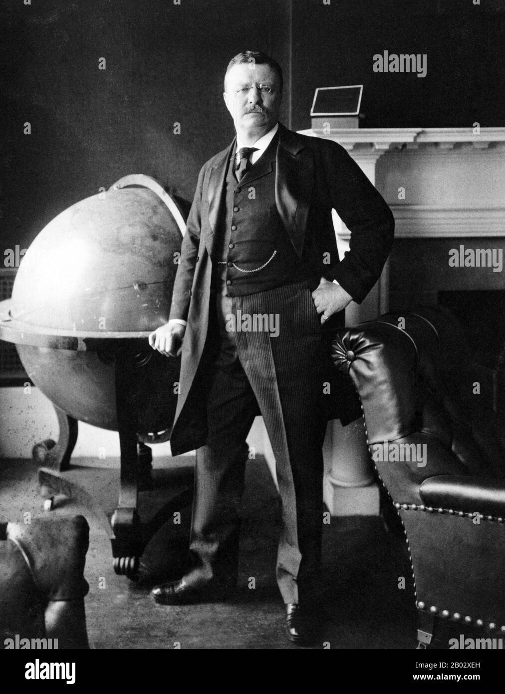 Theodore Roosevelt (* 27. Oktober 1858 in New York; † 6. Januar 1918), oft mit seinen Initialen TR bezeichnet, war ein US-amerikanischer Staatsmann, Autor, Entdecker, Soldat, Naturforscher und Reformer, der als 26. Präsident der Vereinigten Staaten tätig war. Als Führer der Republikanischen Partei war er eine führende Kraft der Progressive-Ära. Er diente als Assistant Secretary of the Navy unter William McKinley und trat nach einem Jahr zurück, um beim Ersten US Voluntary Cavalry Regiment oder "Rough Riders" zu dienen, und erlangte nationale Berühmtheit für Mut während des Krieges in Kuba. Während des ersten Weltkriegs wandte er sich gegen Präsident Wilson, weil er die beibehalten hatte Stockfoto