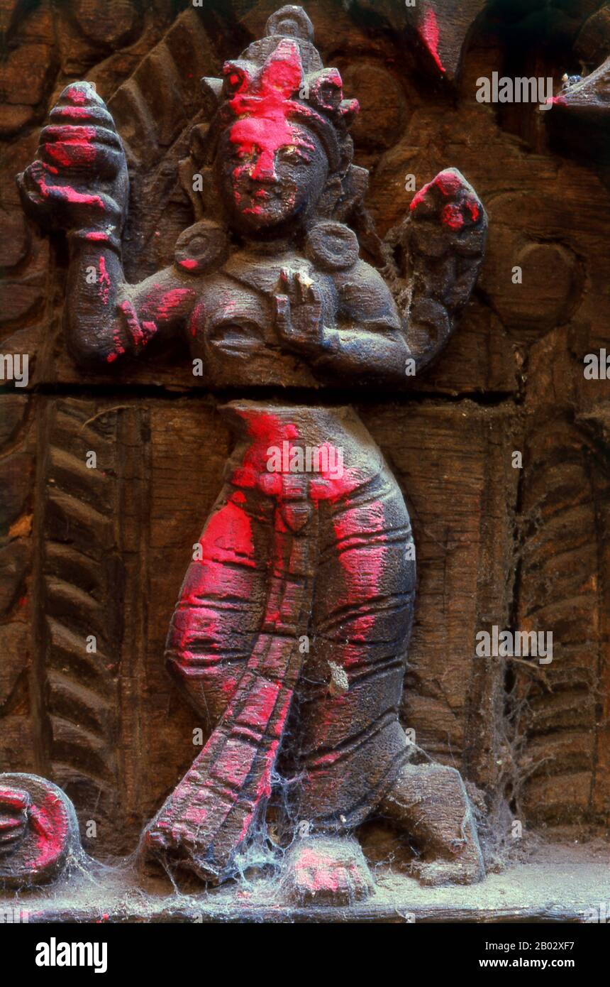Der Kumari Bhal ist die Residenz der sogenannten "Lebenden Göttinnen". Das Gebäude wurde etwa um die Jahre 1760-62 von König Jayaprakasha Malla errichtet, um den Kumari Devi oder die "Jungfrau Goddess" unterzubringen, die die lebende Inkarnation der Göttin Taleju sein soll. Der eher wie ein Haus als ein Tempel gestaltete Kumari Bhal ist um einen zentralen Innenhof, Kumari Chowk, den 'Innenhof des Kumari', gebaut. Das bemerkenswerteste Merkmal des Gebäudes sind seine Holzfenster, die fachmännisch mit einer Fülle von Verzierungen und Götter geschnitzt wurden. Jeden Tag am Nachmittag versammeln sich große Menschenmassen im Innenhof zu Witzes Stockfoto