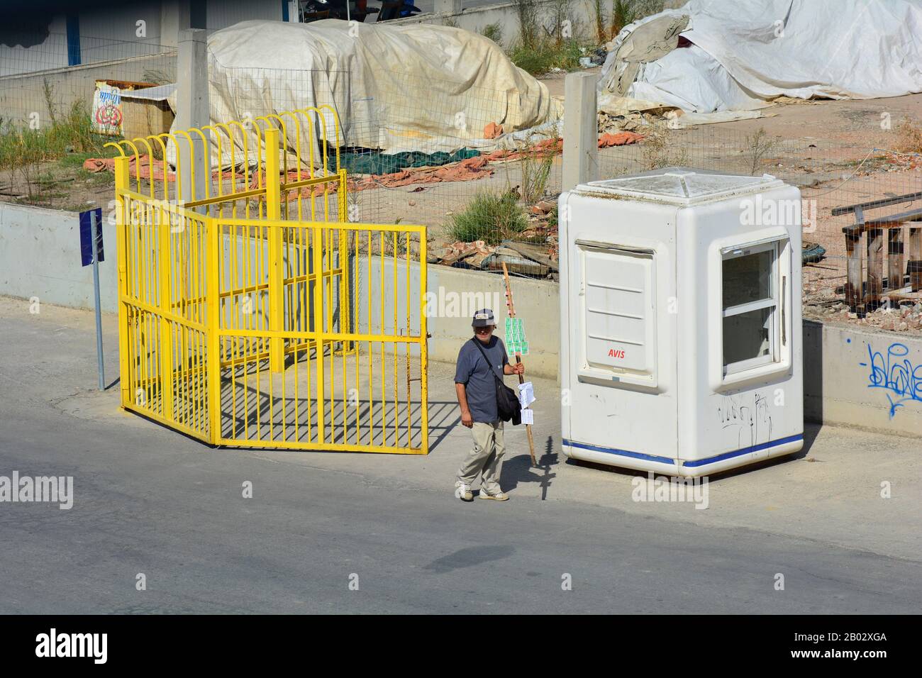 Kavala, Griechenland - 18. September 2015: Unidentifizierter Ticketverkäufer am Fährterminal des Hafengeländes, traditionelle Art des Lotterieverkaufs Stockfoto