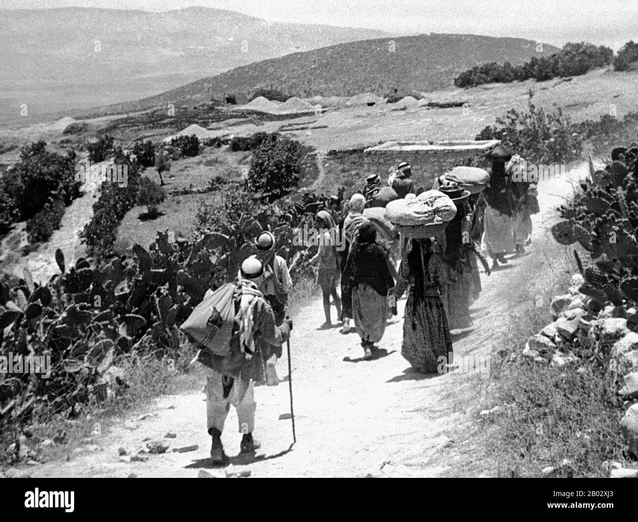 Die palästinensische Exodus von 1948, die auf Arabisch als Nakba (arabisch: An-Nakbah, Lit.'Katastrophe') bekannt ist, ereignete sich, als mehr als 700.000 palästinensische Araber flohen oder aus ihren Häusern vertrieben wurden, während des Bürgerkrieges von 1947 bis 1948 in Mandatory Palestine und dem arabisch-israelischen Krieg von 1948. Die genaue Zahl der Flüchtlinge ist umstritten, aber rund 80 Prozent der arabischen Einwohner von dem, was Israel wurde (50 Prozent der arabischen Gesamtbevölkerung von obligatorischem Palästina) verließen oder wurden aus ihren Häusern vertrieben. Später im Krieg wurden Palästinenser im Rahmen des "Plans Dalet" in einer Politik der "ethnischen Säuberung" zwangsweise vertrieben Stockfoto
