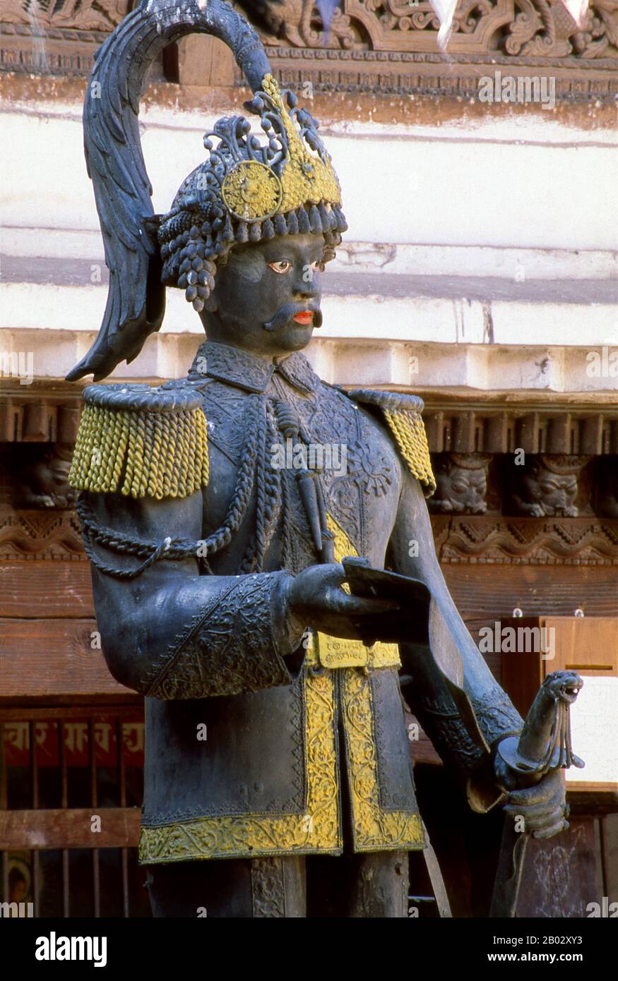 Rudravarna Mahavihara, oder Oku Bahal, wurde Mitte des 17. Jahrhunderts erbaut. Der Tempel befindet sich um einen Innenhof, der mit Chaitya- und Metallfiguren aller Art und Größen überströmt ist. Es gibt massive Garudas, Elefanten, Pfauen, Figuren betender Anbeter und eine Statue von Juddha Shamsher Rana, die dem Tempel nach dem Erdbeben von 1934 großzügige Wiederherstellungshilfen gewährt haben. Judha Shumsher jung Bahadur Rana (Narayanhity Palace, Kathmandu, 19. April 1875 - Dehradun, Indien, 20. November 1952) war vom 1. September 1932 bis 29. November 1945 Premierminister von Nepal als Chef der Rana Dynas Stockfoto