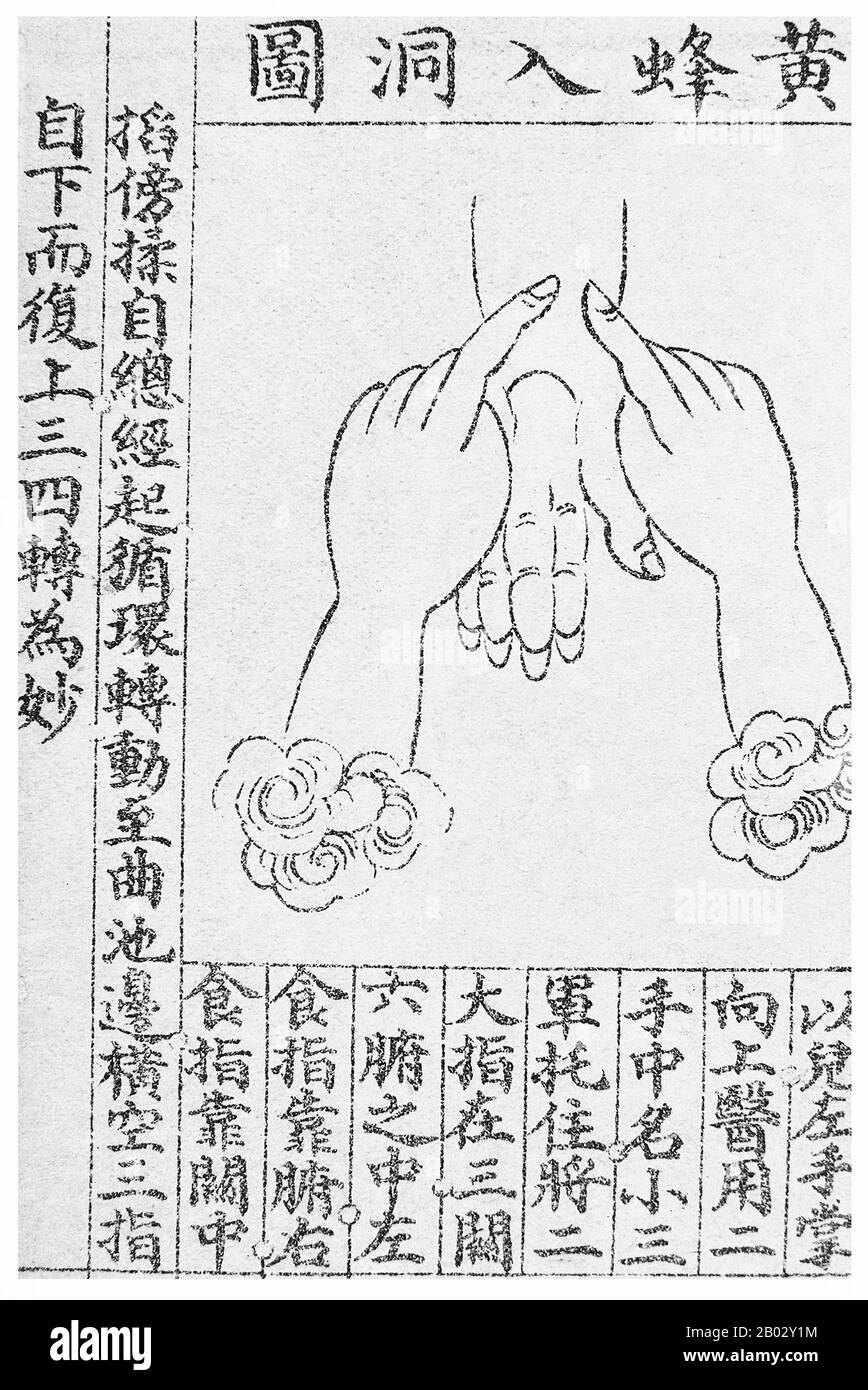 Die Massage in der traditionellen chinesischen Medizin wird als Mo- (Pressen und Reiben) oder Qigong-Massage bezeichnet und bildet die Grundlage der japanischen Anma-Massage. Zu den Kategorien gehören Pu Tong An Mo (allgemeine Massage), Tui Na An Mo (Schiebe- und Greifmassage), Dian Xue An Mo (Massage zum Einpressen von Hohlraum) und Qi An Mo (Energiemassage). TUI na konzentriert sich auf das Drücken, Dehnen und Kneten von Muskeln, und Zhi Ya konzentriert sich auf das Eindrücken und Drücken an Akupressurpunkten. Auch Verfahren wie Reibung und Vibration werden verwendet. Stockfoto