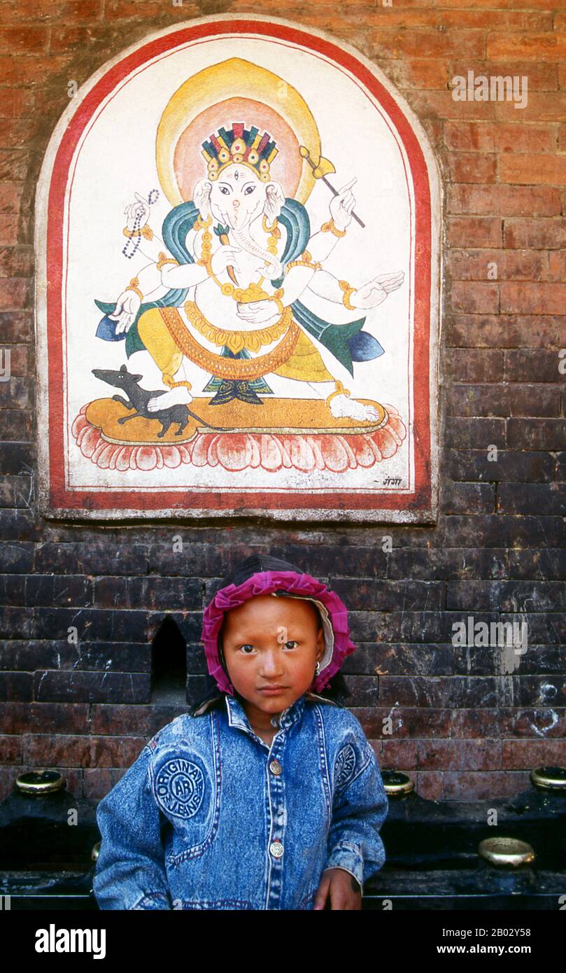 Nepal: Ein Bild des elefantenköpfigen hinduistischen Gottes Ganesh in einem Tempel in Patan, Kathmandu Valley (1998). Ganesha, auch Ganesa oder Ganesh, und auch bekannt als Ganapati, Vinayaka und Pillaiyar, ist eine der bekanntesten und am weitesten verehrten Gottheiten im Hindu-pantheon. Sein Bild ist in Indien und Nepal zu finden. Die Hindu-Sekten verehren ihn, unabhängig von seiner Zugehörigkeit. Die Hingabe an Ganesha ist weit verbreitet und erstreckt sich auf Jains, Buddhisten und über Indien hinaus. Stockfoto