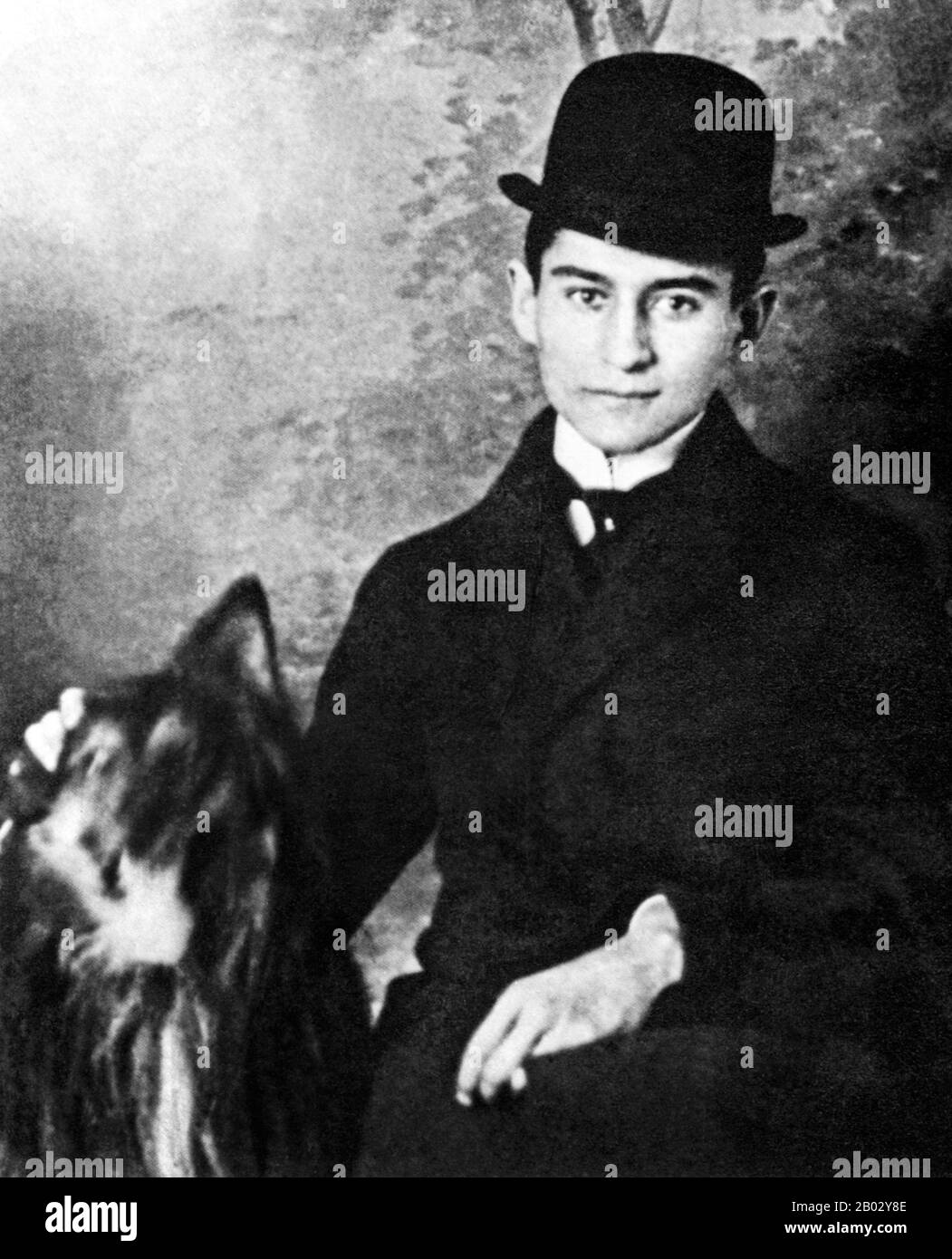 Franz Kafka (3. Juli 1883 - 3. Juni 1924) war ein deutschsprachiger Schriftsteller von Novellen und Kurzgeschichten, der von Kritikern als einer der einflussreichsten Autoren des 20. Jahrhunderts angesehen wurde. Die meisten seiner Werke, wie die Verwandlung (Die Metamorphose), der Prozess (Der Prozess) und das Schloss (Das Schloss), sind mit den Themen und Archetypen der Entfremdung, körperlicher und psychologischer Brutalität, Eltern-Kind-Konflikt, Figuren auf erschreckender Suche, Labyrinthe und mystische Transformationen gefüllt. Kafka wurde in eine großbürgerliche, deutschsprachige jüdische Familie in Prag, der Hauptstadt von t, geboren Stockfoto