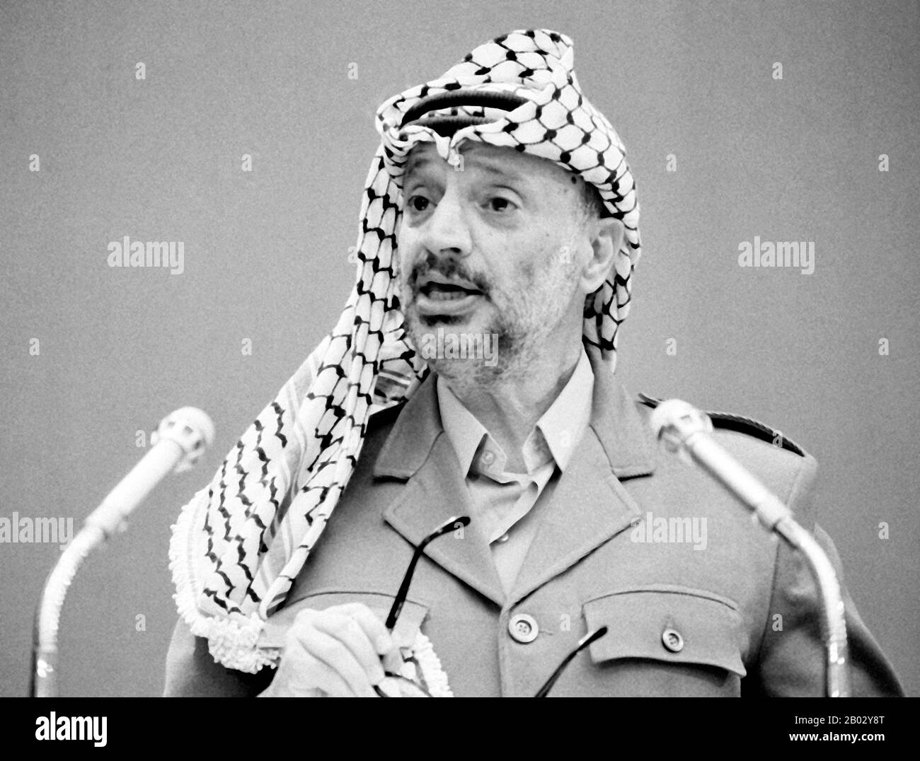 Mohammed Jasser Abdel Rahman Abdel Raouf Arafat al-Qudwa (24. August 1929 - 11. November 2004), im Volksmund Jassir Arafat genannt, war ein überragender palästinensischer Führer. Er war Vorsitzender der Palästinensischen Befreiungsorganisation (PLO), Präsident der Palästinensischen Nationalbehörde (PNA) und Führer der Fatah-Partei und der ehemaligen paramilitärischen Gruppe, die er 1959 gründete. Stockfoto