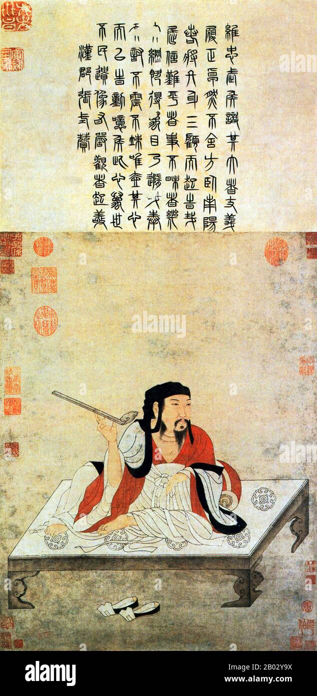 Zhuge Liang (CE 181-234) war während der Zeit Der Drei Reiche der chinesischen Geschichte Schatzkanzler von Shu Han. Er wird oft als der größte und am meisten vollendete Stratege seiner Epoche anerkannt. Zhuge wurde oft mit einer Robe dargestellt und hielt einen Fächer aus Kranfedern, war aber nicht nur ein wichtiger Militärstratege und Staatsmann, er war auch ein versierter Gelehrter und Erfinder. Sein Ruf als intelligenter und gelehrter Gelehrter wuchs auch während seines Lebens in relativer Abgeschiedenheit, was ihm den Spitznamen Wolong (wörtlich: "Kauernder Drache") einbrachte. Zhuge ist eine ungewöhnliche, zweistellige zusammengesetzte Familie nam Stockfoto