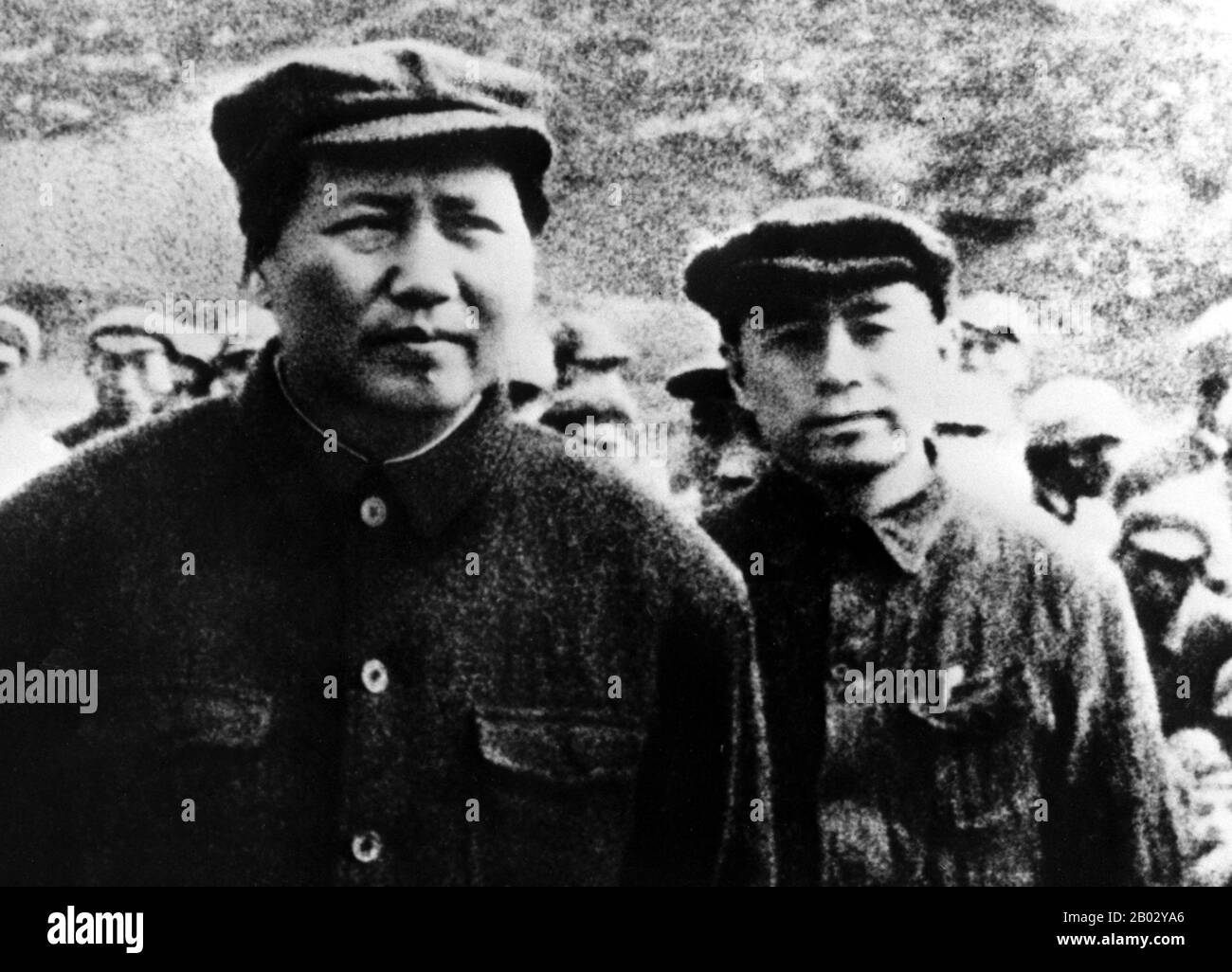 Der Lange Marsch war ein militärischer Rückzug, der von der Roten Armee der Kommunistischen Partei Chinas, dem Vorläufer der Volksbefreiungsarmee, unternommen wurde, um der Verfolgung der Kuomintang-Armee (KMT oder chinesische nationalistische Partei) auszuweichen. Es gab nicht einen Langen Marsch, sondern eine Reihe von Aufmärschen, da verschiedene kommunistische Armeen im Süden nach Norden und Westen auswichen. Am bekanntesten ist der marsch aus der Provinz Jiangxi, der im Oktober 1934 begann. Die Erste Frontarmee der chinesischen Sowjetrepublik, angeführt von einer unerfahrenen militärkommission, stand am Rande der Vernichtung durch Generalissimo Chiang Kai-she Stockfoto