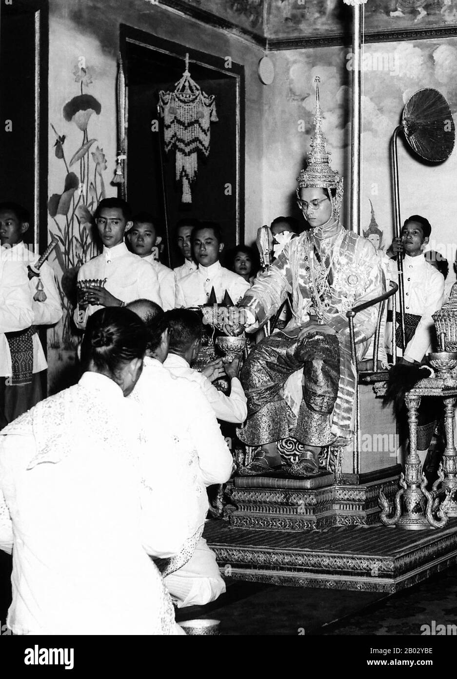 Bhumibol Adulyadej (Phumiphon Adunyadet; geboren 5. Dezember 1927) ist der aktuelle König von Thailand. Er ist bekannt als Rama IX. (Und innerhalb der thailändischen Königsfamilie und um die Mitarbeiter einfach als Lek zu schließen. Seit dem 9. Juni 1946 ist er das dienstälteste derzeitige Staatsoberhaupt der Welt und der am längsten regierende Monarch der thailändischen Geschichte. Stockfoto