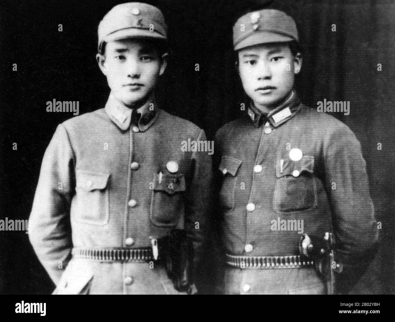 Die chinesische Arbeiter- und Bauern-Rote Armee (Zhongguo Gongnong Hongkong), auch chinesische Rote Armee oder einfach Rote Armee genannt, war eine Gruppenarmee unter dem Kommando der Kommunistischen Partei Chinas. Die Rote Armee der chinesischen Arbeiter und Bauern wurde am 25. Mai 1928 im Ersten chinesischen Bürgerkrieg gegründet. Zwischen 1934 und 1935 überstand die Rote Armee mehrere Feldzüge gegen die nationalistischen Kräfte, die vom Generalissimo Chiang Kai-Schek angeführt und am Langen Marsch beteiligt waren. Bis zum langen Marsch von 1934 waren zahlreiche kleine Einheiten zu drei einheitlichen Gruppen organisiert worden, dem Ersten Roten Ar Stockfoto