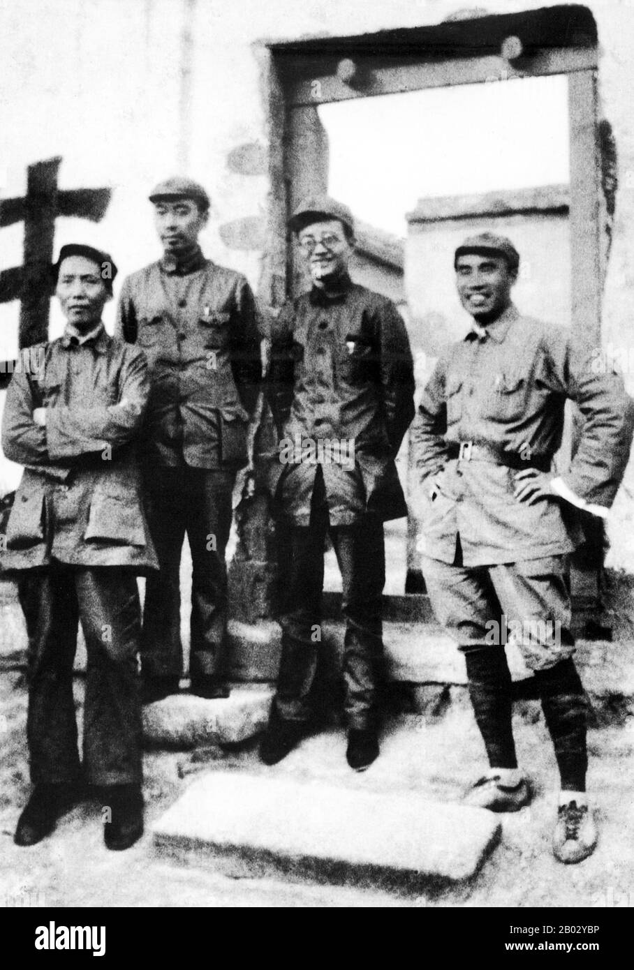 Die chinesische Arbeiter- und Bauern-Rote Armee (Zhongguo Gongnong Hongkong), auch chinesische Rote Armee oder einfach Rote Armee genannt, war eine Gruppenarmee unter dem Kommando der Kommunistischen Partei Chinas. Die Rote Armee der chinesischen Arbeiter und Bauern wurde am 25. Mai 1928 im Ersten chinesischen Bürgerkrieg gegründet. Zwischen 1934 und 1935 überstand die Rote Armee mehrere Feldzüge gegen die nationalistischen Kräfte, die vom Generalissimo Chiang Kai-Schek angeführt und am Langen Marsch beteiligt waren. Bis zum langen Marsch von 1934 waren zahlreiche kleine Einheiten zu drei einheitlichen Gruppen organisiert worden, der Ersten Roten Armee, Stockfoto
