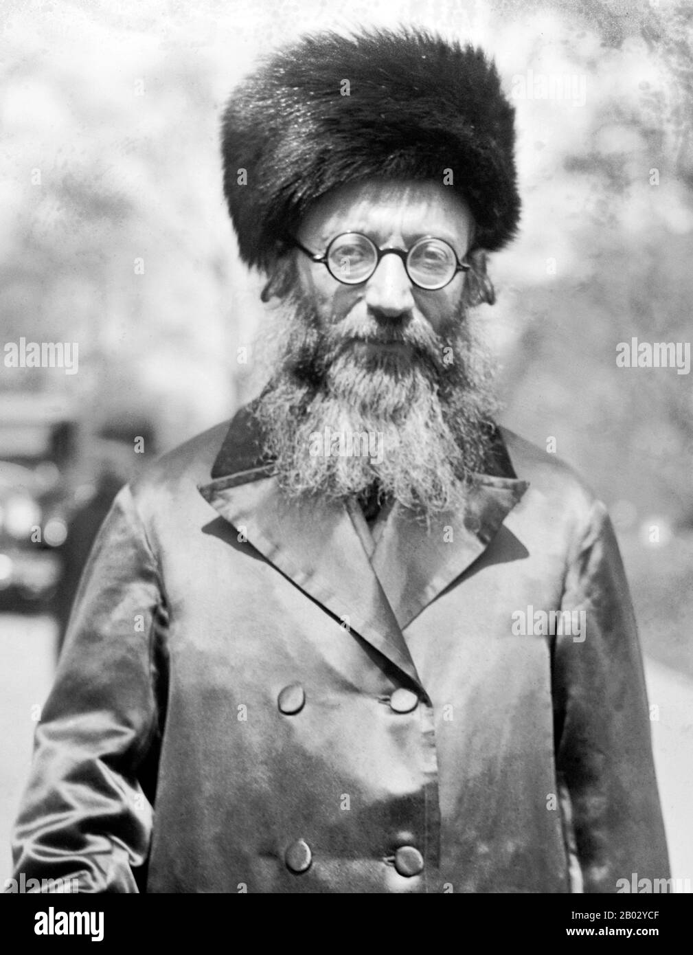 Abraham Isaac Kook (1865-1935) war der erste aschkenasische Oberrabbiner des britischen Pflichtpalastes, der Gründer von Yeshiva Mercaz HaRav Kook (Der zentrale Universelle Yeshiva), jüdischer Denker, Halakhist, Kabbalist und ein renommierter Tora-Gelehrter. Rabbi Kook ist auf Hebräisch als "HaRav Avraham Yitzchak HaCohen Kook", "oder einfach als "HaRav" bekannt. Er war einer der gefeiertsten und einflussreichsten Rabbis des 20. Jahrhunderts. Stockfoto