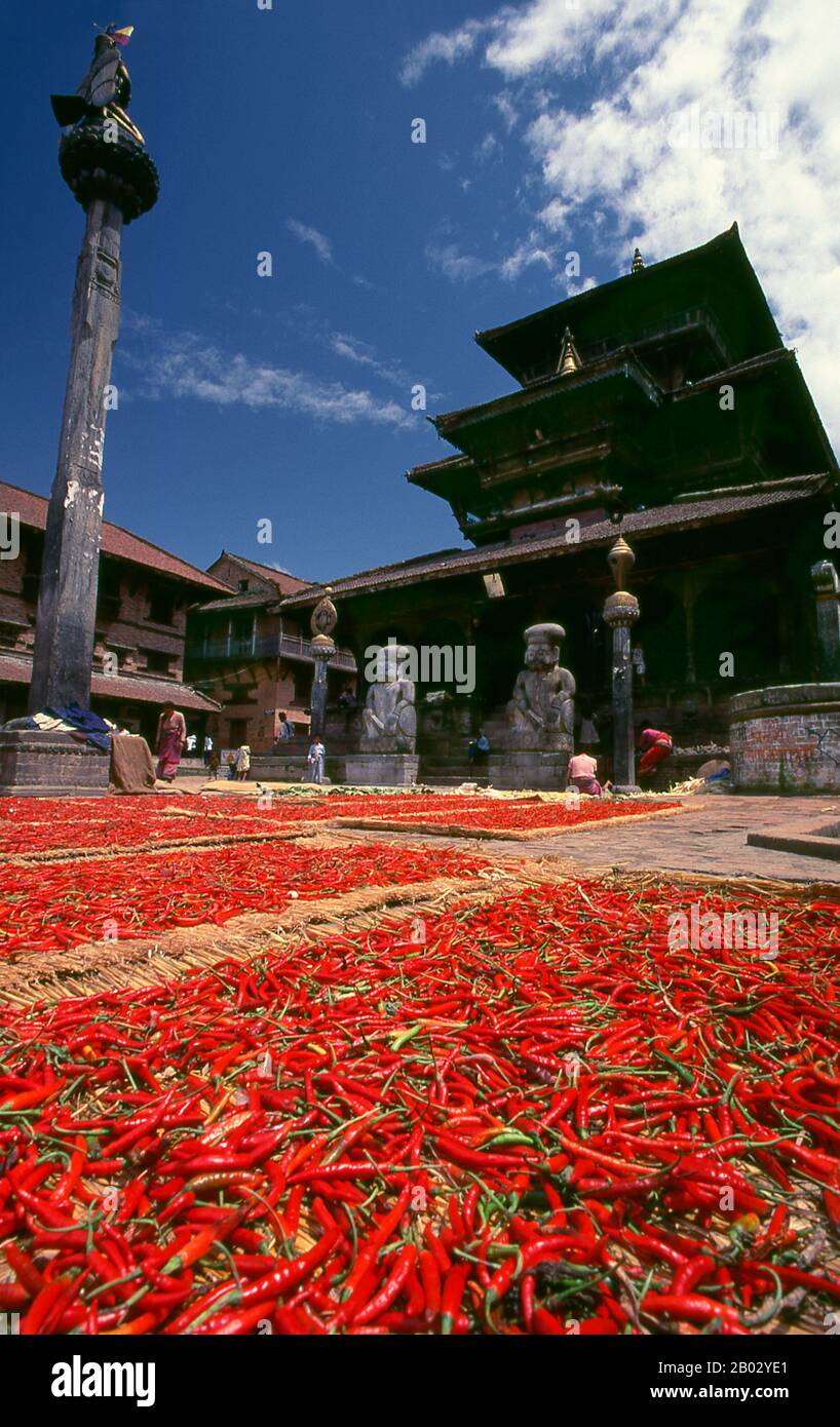 Das Hauptmerkmal von Tachupal Tol ist der Dattatreya Tempel. Dieser dreistöckige Tempel wurde 1427 von König Yaksha Malla auf dem Gelände eines alten Schreins initiiert, der den Ort markiert, an dem ein berühmter spiritueller Lehrer gestorben war. Yaksha Mallas Konstruktion war ursprünglich nur eine Art Mandap, ähnlich der Kasthamandap in Kathmandu; Und, wie auch die Kasthamandap, wurde sie angeblich aus dem Holz eines einzigen Sal-Baumes gebaut und für die obskuren Riten der tantrischen Schulen 1558 verwendet. Vishva Malla renovierte die Mandap und fügte ein Gebäude hinzu, das ein Bild von Dattatreya, dem "Herrn des, beherbergen sollte Stockfoto