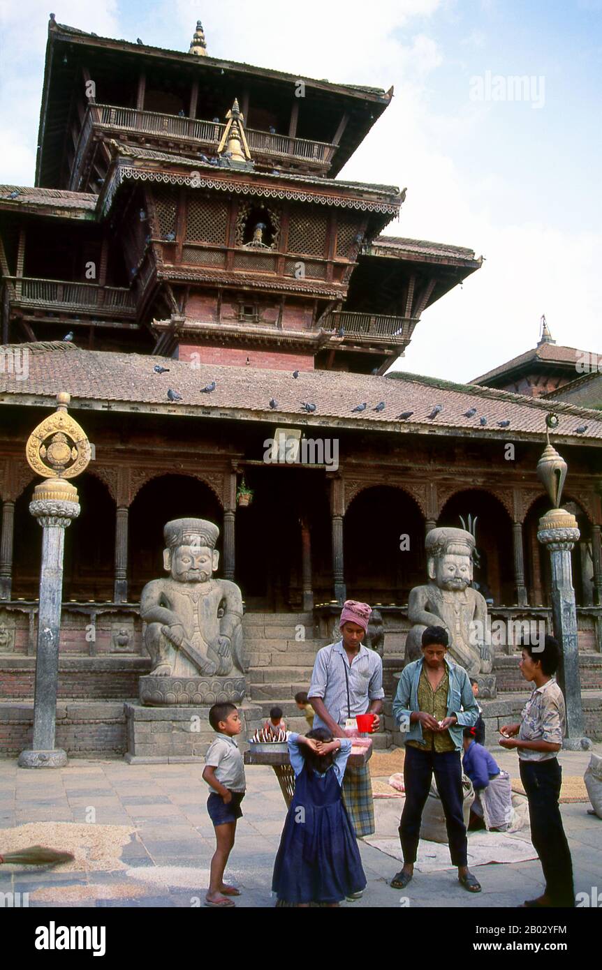 Das Hauptmerkmal von Tachupal Tol ist der Dattatreya Tempel. Dieser dreistöckige Tempel wurde 1427 von König Yaksha Malla auf dem Gelände eines alten Schreins initiiert, der den Ort markiert, an dem ein berühmter spiritueller Lehrer gestorben war. Yaksha Mallas Konstruktion war ursprünglich nur eine Art Mandap, ähnlich der Kasthamandap in Kathmandu; Und, wie auch die Kasthamandap, wurde sie angeblich aus dem Holz eines einzigen Sal-Baumes gebaut und für die obskuren Riten der tantrischen Schulen 1558 verwendet. Vishva Malla renovierte die Mandap und fügte ein Gebäude hinzu, das ein Bild von Dattatreya, dem "Herrn des, beherbergen sollte Stockfoto