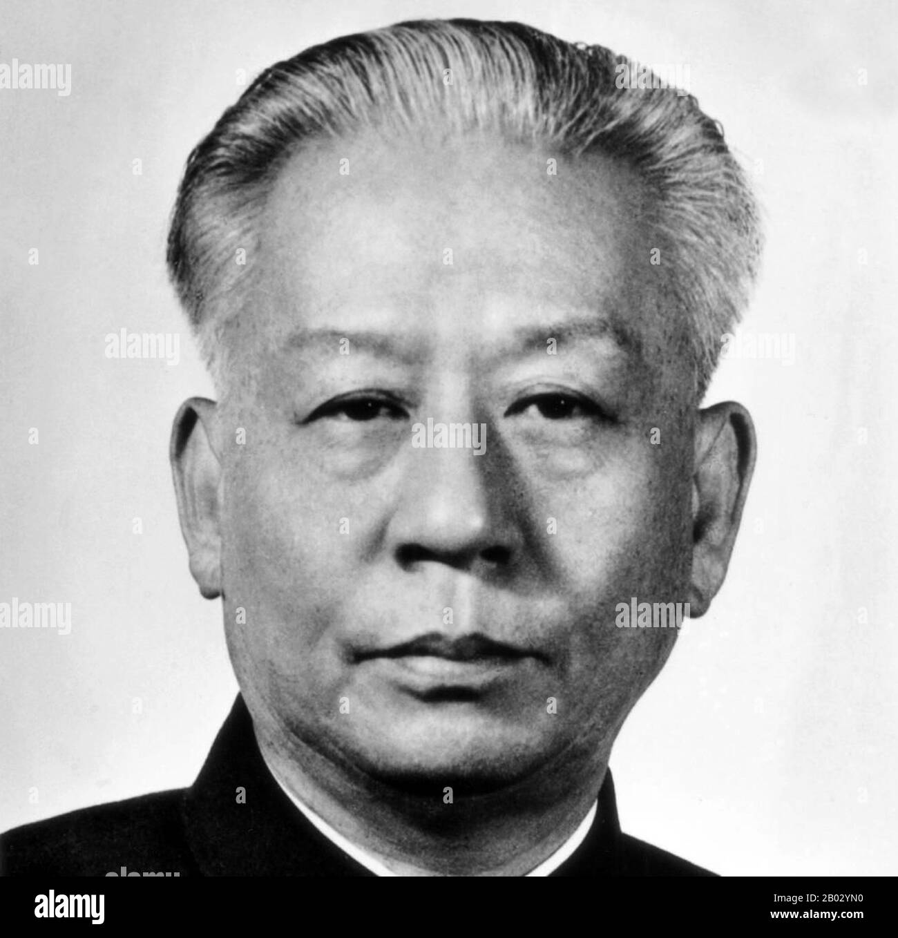 Liu Shaoqi (Liu Shao-ch'i, 24. November 1898 - 12. November 1969) war ein chinesischer Revolutionär, Staatsmann und Theoretiker. Er war vom 27. April 1959 bis zum 31. Oktober 1968 Vorsitzender der Volksrepublik China, Chinas Staatschef, in deren Verlauf er die Politik des wirtschaftlichen Wiederaufbaus in China umsetzte. Er fiel in den späteren 1960er Jahren während der Kulturrevolution wegen seiner wahrgenommenen "rechten" Ansichten außer Begnaigung und, es ist theorisiert, weil Mao Liu als Bedrohung seiner Macht ansah. 1968 verschwand er aus dem öffentlichen Leben und wurde Chinas Premier als "Kapitalistischer Roader" und ein tra bezeichnet Stockfoto