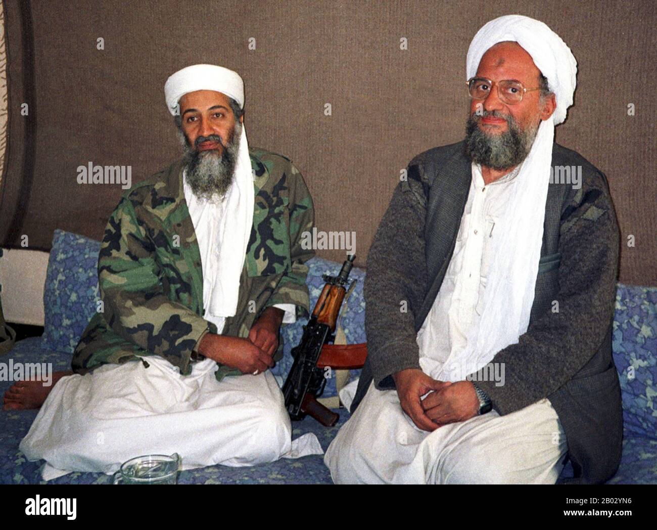 Afghanistan: Osama bin Laden (10. März 1957 – 2. Mai 2011) Gründer von Al-Qaida und prominenter Dschihadi (links) mit seinem Stellvertreter und Nachfolger Ayman al Zawahiri (19. Juni 1951 - 31. Juli 2022), 10. November 2001. Foto von Hamid mir (CC BY-SA 3,0). Osama bin Mohammed bin Awad bin Laden war der Gründer von al-Qaida, der dschihadistischen Organisation, die für die Angriffe auf die Vereinigten Staaten vom 11. September und andere Massenangriffe auf zivile und militärische Ziele verantwortlich ist. Er war Mitglied der wohlhabenden saudischen bin Laden-Familie. Ayman Mohammed al-Zawahiri war ein ägyptischer und ehemaliger Anführer der Al-Qaida. Stockfoto