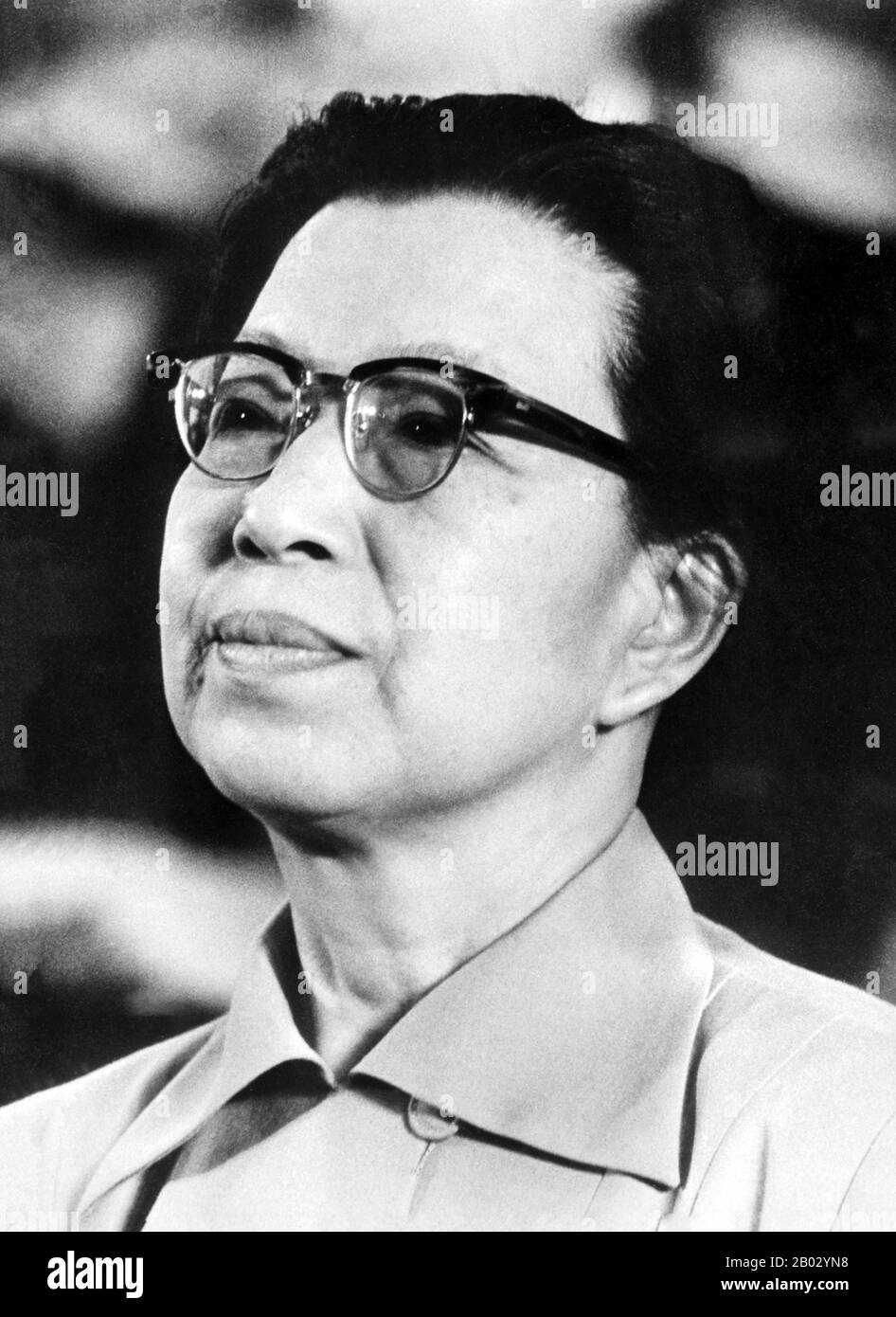 Jiang Qing (Chiang Ch'ing, März 1914 - 14. Mai 1991) war das Pseudonym, das von der letzten Ehefrau des chinesischen Machthabers Mao Zedong und der großen Kommunistischen Partei Chinas verwendet wurde. Während ihrer Schauspielkarriere fuhr sie unter dem Künstlernamen Lan Ping und war im Laufe ihres Lebens unter verschiedenen anderen Namen bekannt. Sie heiratete Mao im November 1938 in Yan'an und wird in der westlichen Literatur manchmal auch als Madame Mao bezeichnet, die als erste Dame des kommunistischen Chinas dient. Jiang Qing war vor allem dafür bekannt, dass er eine große Rolle in der Kulturrevolution (1966-76) spielte und das radikale politische Bündnis gründete, das unter dem Namen bekannt ist Stockfoto