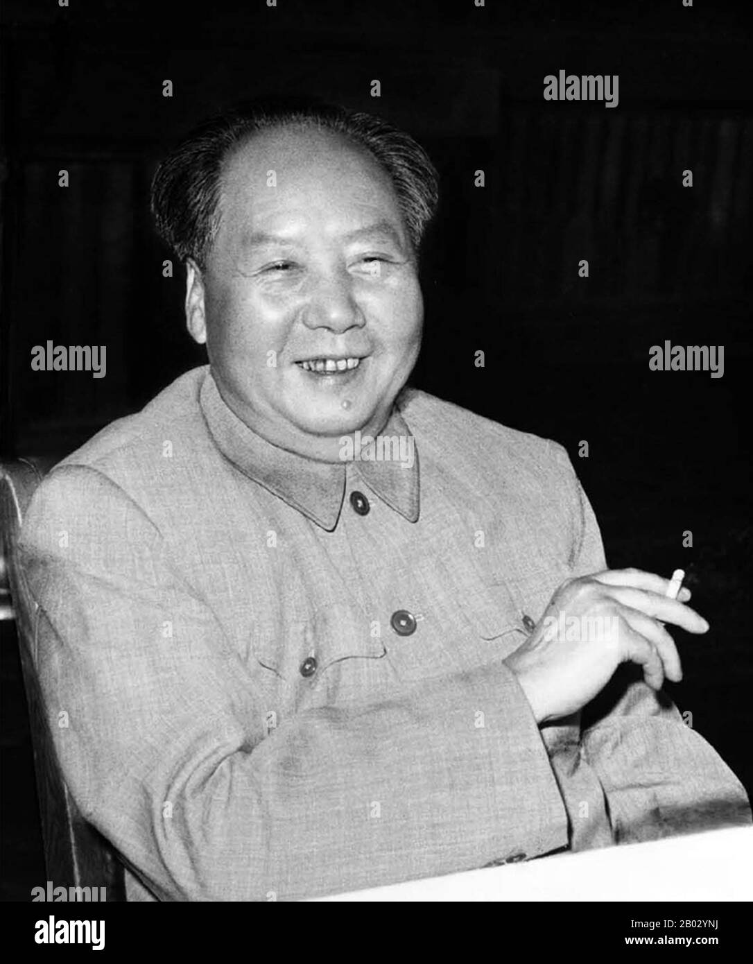 Mao Zedong, auch als Mao Tse-tung (26. Dezember 1893 - 9. September 1976) transliteriert, war ein chinesischer kommunistischer Revolutionär, Guerilla-Kampfstratege, Autor, politischer Theoretiker und Führer der chinesischen Revolution. Er wurde im Allgemeinen als Chairman Mao bezeichnet und war der Architekt der Volksrepublik China (PRC) von ihrer Gründung im Jahr 1949 an und hatte bis zu seinem Tod im Jahr 1976 die autoritäre Kontrolle über die Nation inne. Sein theoretischer Beitrag zum Marxismus-Leninismus, zusammen mit seinen militärischen Strategien und der Marke der politischen Politik, werden heute kollektiv als Maoismus bezeichnet. Stockfoto