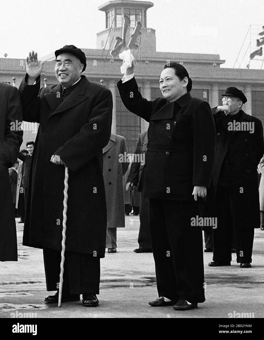 Zhu De war ein kommunistischer chinesischer Militärführer und Staatsmann. Er gilt als Gründer der chinesischen Roten Armee (dem Vorläufer der Volksbefreiungsarmee) und Taktiker, der den Sieg der Volksrepublik China während des chinesischen Bürgerkrieges entworfen hat. Soong Ch'ing-ling, Shanghai, 1920 (pinyin: Song Qingling, 27. Januar 1893 - 29. Mai 1981), auch bekannt als Madame Sun Yat-sen, war eine der drei Soong-Schwestern, die zusammen mit ihren Ehemännern zu den bedeutendsten politischen Persönlichkeiten Chinas des frühen 20. Jahrhunderts gehörten. Sie war stellvertretende Vorsitzende der Volksrepublik Stockfoto