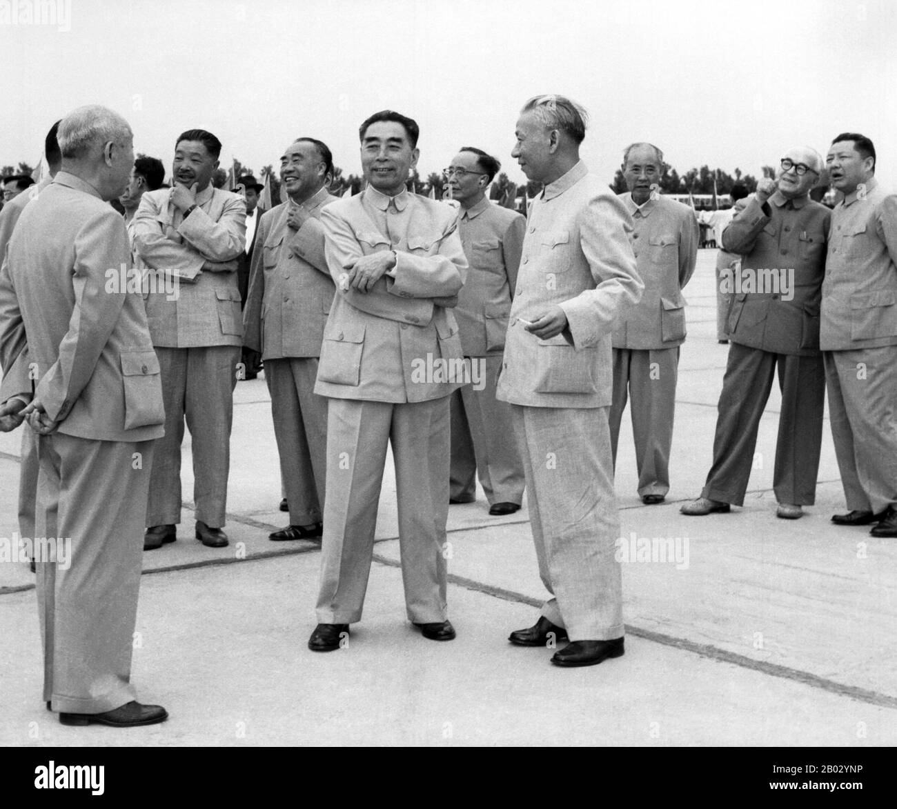 Liu Shaoqi (Liu Shao-ch'i, 24. November 1898 - 12. November 1969) war ein chinesischer Revolutionär, Staatsmann und Theoretiker. Er war vom 27. April 1959 bis zum 31. Oktober 1968 Vorsitzender der Volksrepublik China, Chinas Staatschef, in deren Verlauf er die Politik des wirtschaftlichen Wiederaufbaus in China umsetzte. Zhou Enlai war der erste Premier der Volksrepublik China und diente von Oktober 1949 bis zu seinem Tod im Januar 1976. Zhu De war ein kommunistischer chinesischer Militärführer und Staatsmann. Er gilt als Gründer der chinesischen Roten Armee (dem Vorläufer der Volksbefreiungsarmee) a Stockfoto