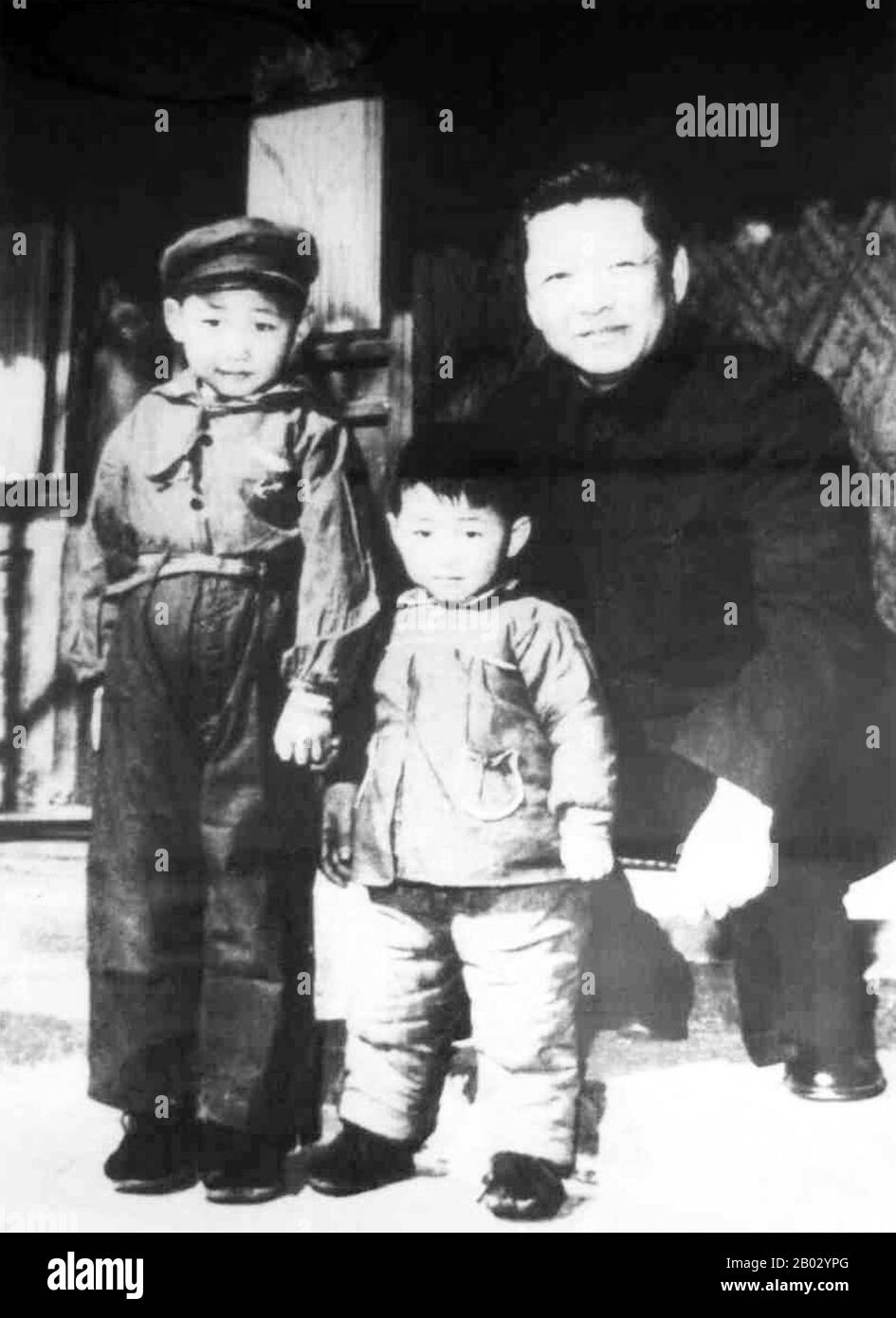 XI Zhongxun (15. Oktober 1913 - 24. Mai 2002) war ein kommunistischer Revolutionär und politischer Führer in der Volksrepublik China. Er gilt als eine der ersten Generation der chinesischen Führung. XI Jinping, geboren am 15. Juni 1953) ist Generalsekretär der Kommunistischen Partei Chinas, Präsident der Volksrepublik China und Vorsitzender der zentralen Militärkommission. Stockfoto