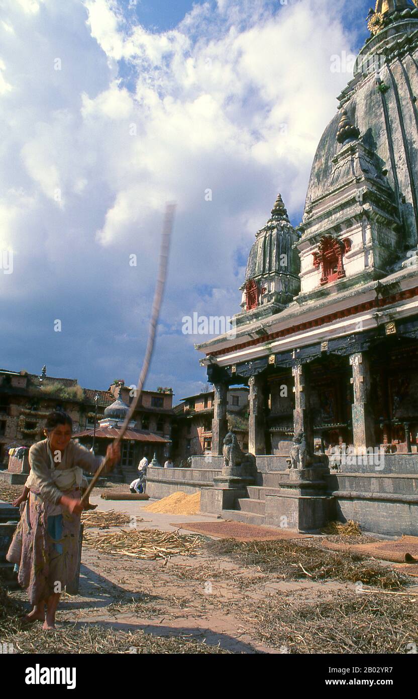 Machhendranath ist eine Hindu-Gottheit, Beschützerin des Kathmandu-Tals und Herr über Regen und Wohlstand. Der Rato Machhendranath-Tempel ist eine der heiligeren Stätten in Bungamati und einer Gottheit vieler Persönlichkeiten und Namen, Padmapani Avalokiteshvara, gewidmet. Buddhisten verehren ihn unter dem Namen Rato Machhendranath oder Bungadyo (Der aus Bungamati), und Hindus betrachten ihn als eine weitere Manifestation ihres vielgesichtsigen gottes Shiva. Aber Buddhisten und Hindus halten Rato Machhendranath für den gott des Regens und viel, nach einem Vorfall, als er mich haben soll Stockfoto