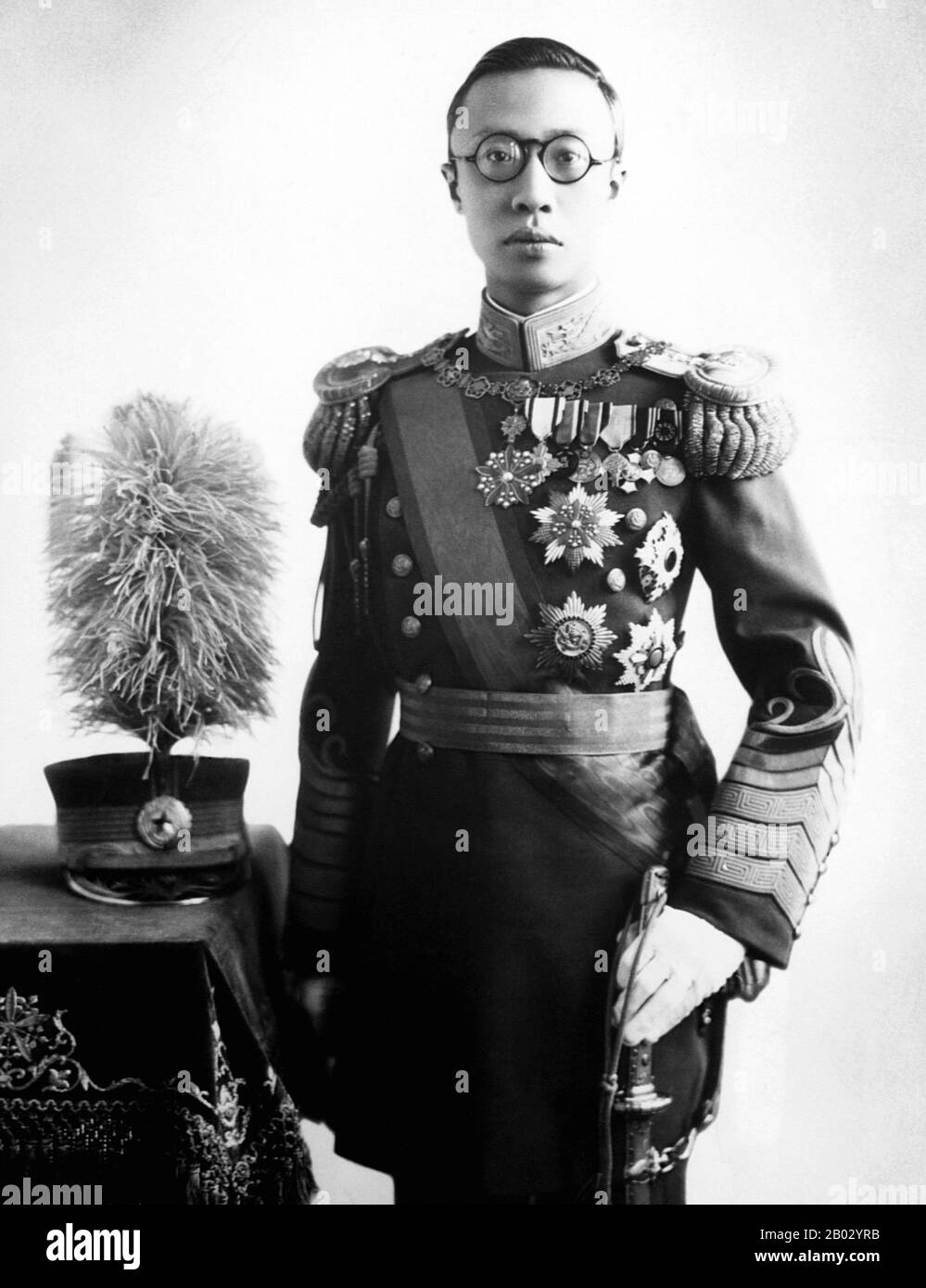 Aisin-Gioro Pu Yi (7. Februar 1906 - 17. Oktober 1967) aus der Herrscherfamilie Manchu Aisin Gioro war der letzte Kaiser Chinas. Er regierte in zwei Perioden zwischen 1908 und 1917, zunächst als Xuantong-Kaiser von 1908 bis 1912, und nominell als nicht regierender Marionettenkaiser zwölf Tage im Jahr 1917. Er war das zwölfte und letzte Mitglied der Qing-Dynastie, das über China ordentlich regieren konnte. Stockfoto