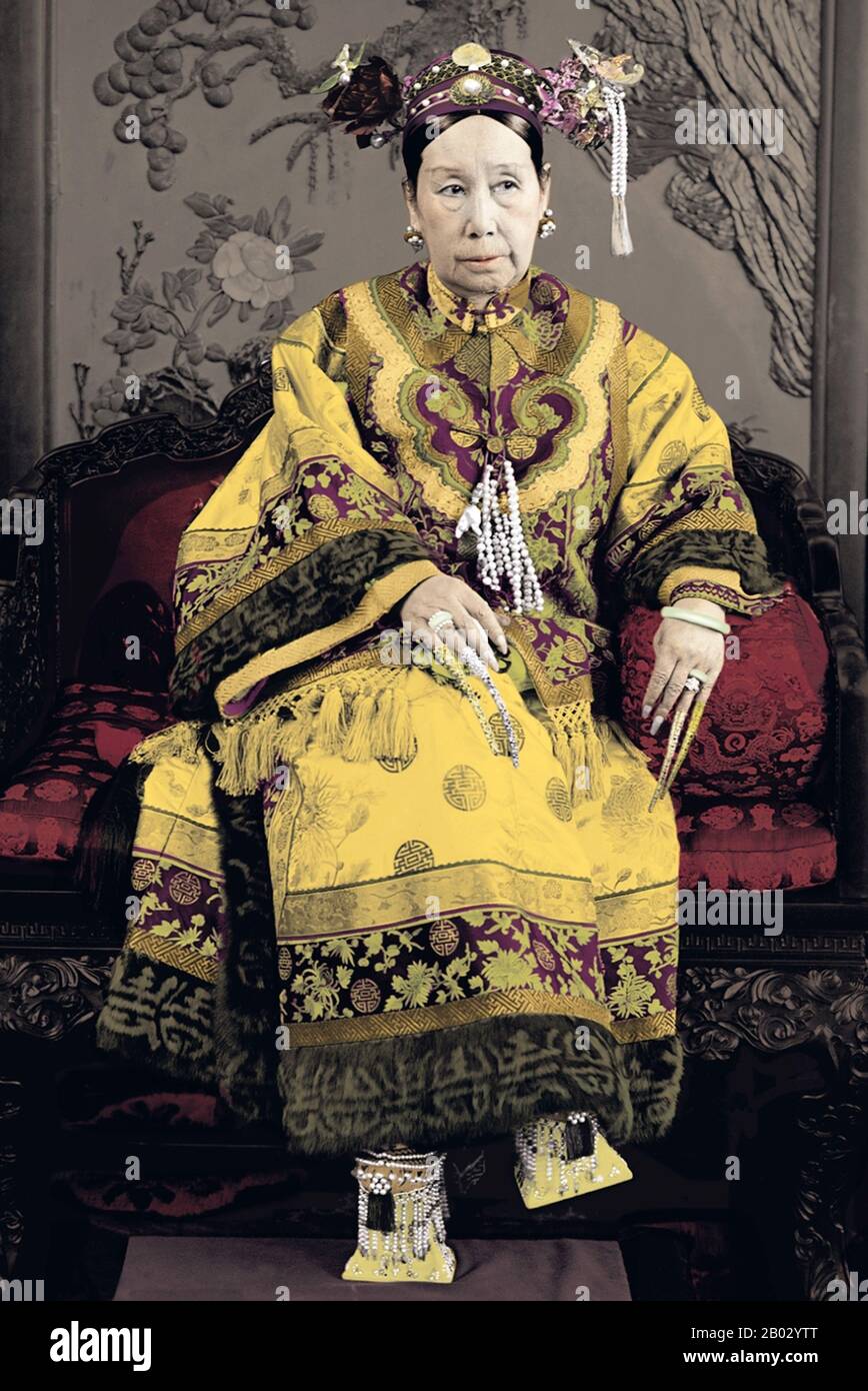 Empress Dowager Cixi (Wade-Giles: TZ'u-Hsi, 29. November 1835 - 15. November 1908) von der Manchu Yehe Nara Clan, war eine mächtige und charismatische Persönlichkeit, die 47 Jahre lang von 1861 bis zu ihrem Tod im Jahr 1908 de facto zur Herrscherin der Mandschu Qing-Dynastie in China wurde. Stockfoto