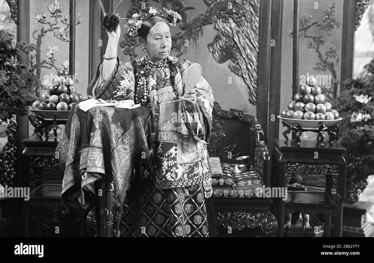 Empress Dowager Cixi (Wade-Giles: TZ'u-Hsi, 29. November 1835 - 15. November 1908) von der Manchu Yehe Nara Clan, war eine mächtige und charismatische Persönlichkeit, die 47 Jahre lang von 1861 bis zu ihrem Tod im Jahr 1908 de facto zur Herrscherin der Mandschu Qing-Dynastie in China wurde. Stockfoto