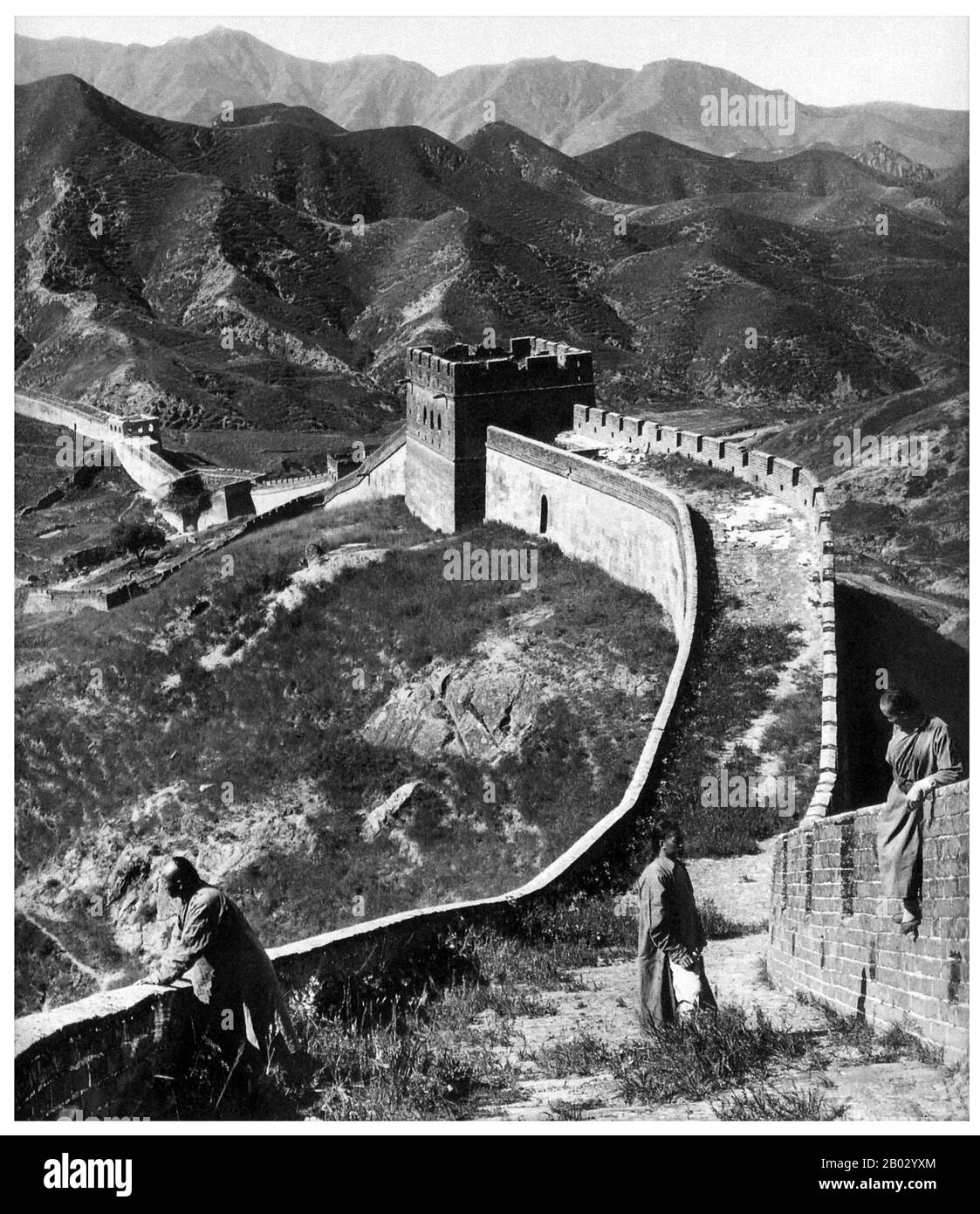 Die Große Mauer (Wanli Changcheng) ist eine der größten Errungenschaften der Menschheit und stammt aus mehr als zwei Jahrtausenden, als eine Reihe kürzerer Mauern während der Qin-Dynastie (221-206 v. u. z.) systematisch miteinander verbunden wurden, um die nördlichen Grenzen Chinas zu schützen. Die Mauer, die ursprünglich gebaut wurde, um barbarische Eindringlinge aus dem Norden fernzuhalten, erstreckt sich über 5.900 km (3.700 Meilen) vom Bohai-Golf im gelben Meer bis Jiayuguan in den Bergen der Provinz Gansu. Während der Großteil der Mauer heute in Trümmern liegt, wurden in den letzten Jahren einige Abschnitte repariert. Die Ming-Machthaber, die 1368 dem Außerirdischen ein Ende setzten Stockfoto