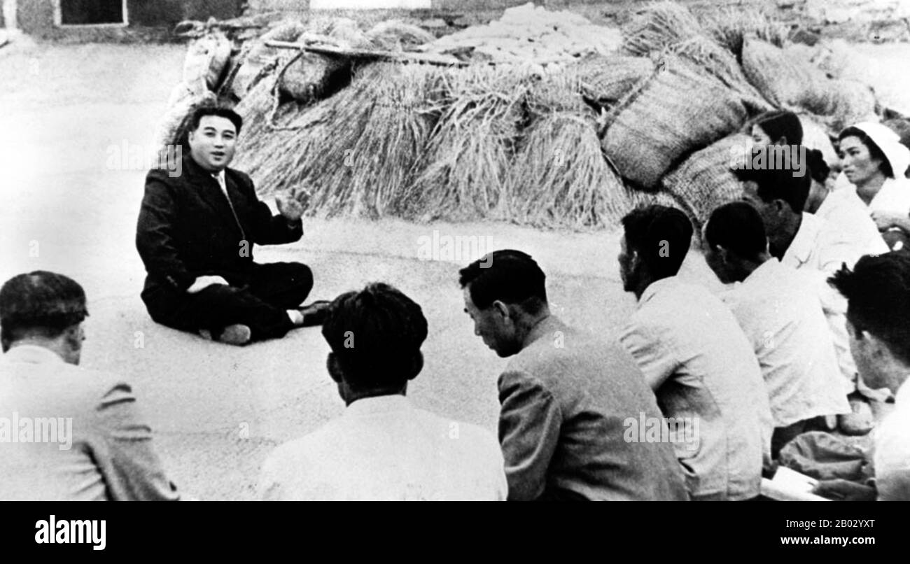 Kim Il-sung (15. April 1912 - 8. Juli 1994) war ein koreanischer kommunistischer Politiker, der Nordkorea, offiziell die Demokratische Volksrepublik Korea, von seiner Gründung 1948 bis zu seinem Tod 1994 regierte. Er bekleidete von 1948 bis 1972 die Ämter des Premierministers und von 1972 bis zu seinem Tod den des Präsidenten. Außerdem war er von 1949 bis 1994 Führer der Arbeiterpartei Koreas (von 1949 bis 1966 als Vorsitzender und nach 1966 als Generalsekretär betitelt). Seine Amtszeit als Führer Nordkoreas wurde oft als autokratisch bezeichnet und er etablierte einen allumfassenden Personenkult. Ab Mitte 1960 Stockfoto