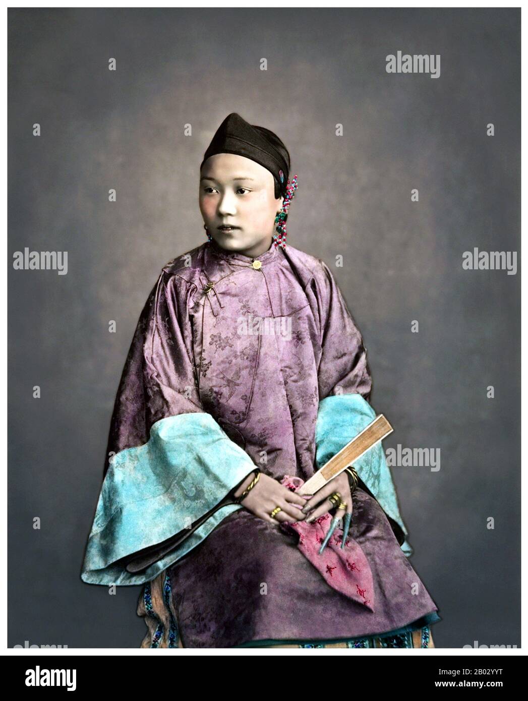 Shanghai war jahrhundertelang eine bedeutende Verwaltungs-, Schifffahrts- und Handelsstadt und wuchs im 19. Jahrhundert durch die europäische Anerkennung seiner günstigen Hafenstandorte und seines wirtschaftlichen Potenzials an Bedeutung. Die Stadt war eine von fünf, die nach dem Sieg der Briten über China im Ersten Opiumkrieg für den Außenhandel geöffnet wurden, während der nachfolgende Vertrag von Nanking von 1844 und der Vertrag von Whampoa die Gründung der Internationalen Siedlung Shanghai und der französischen Konzession erlaubte. Die Stadt florierte dann als Handelszentrum zwischen Ost und West und wurde zum unangefochtenen Finanzzentrum Asiens Stockfoto