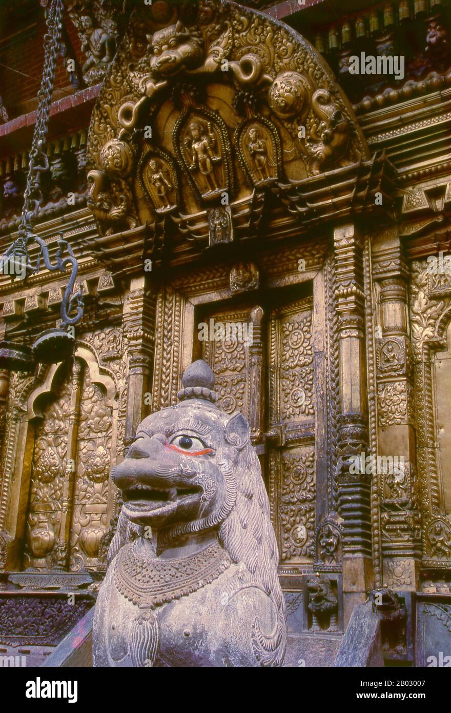 Der vier Kilometer nördlich von Bhaktapur am Ende eines hohen Kamms (1.677 Meter) gelegene Tempel von Changu Narayan ist einer der ältesten im Kathmandu-Tal und der heiligste für die Anbeter von Vishnu. Der ursprüngliche Bau von Changu Narayan oder Vishnu des Moving Hill wird dem Licchavi-König Hari Datta Varma um 325 CE zugeschrieben. Die erste gefundene Beschriftung stammt aus dem Jahr 464 in der Regierungszeit von König Manadeva I., es gibt jedoch Hinweise darauf, dass der Tempel schon lange zuvor existiert haben muss. Stockfoto