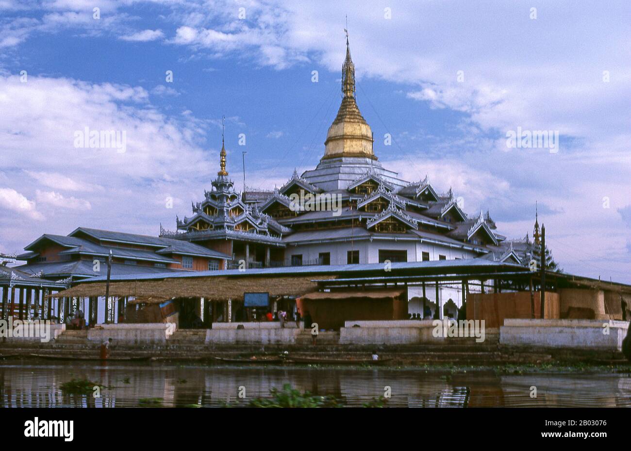 Die Phaung Daw Oo Pagode ist berühmt für ihre fünf kleinen vergoldeten Buddha-Bilder, die regelmäßig mit Blattgold bedeckt wurden, bis die ursprüngliche Form nicht mehr sichtbar ist. Die Bilder sollen vermutlich von König Alaungsithu (1089 - 1167) hierher gebracht worden sein. Der Inle Lake (116 km2) ist flach, lang, kristallklar und ruhig. Hier leben die Intha-Menschen, die auf beiden Seiten von hohen Hügeln eingehüftet sind. Die Intha-Männer sind dafür berühmt, dass sie mit einem Bein aufstehen, während sie mit hohen, konischen fallen für Inle-Karpfen und den anderen, kleineren Fischen, mit denen der See schwärmt, angeln. Die Intha Stockfoto