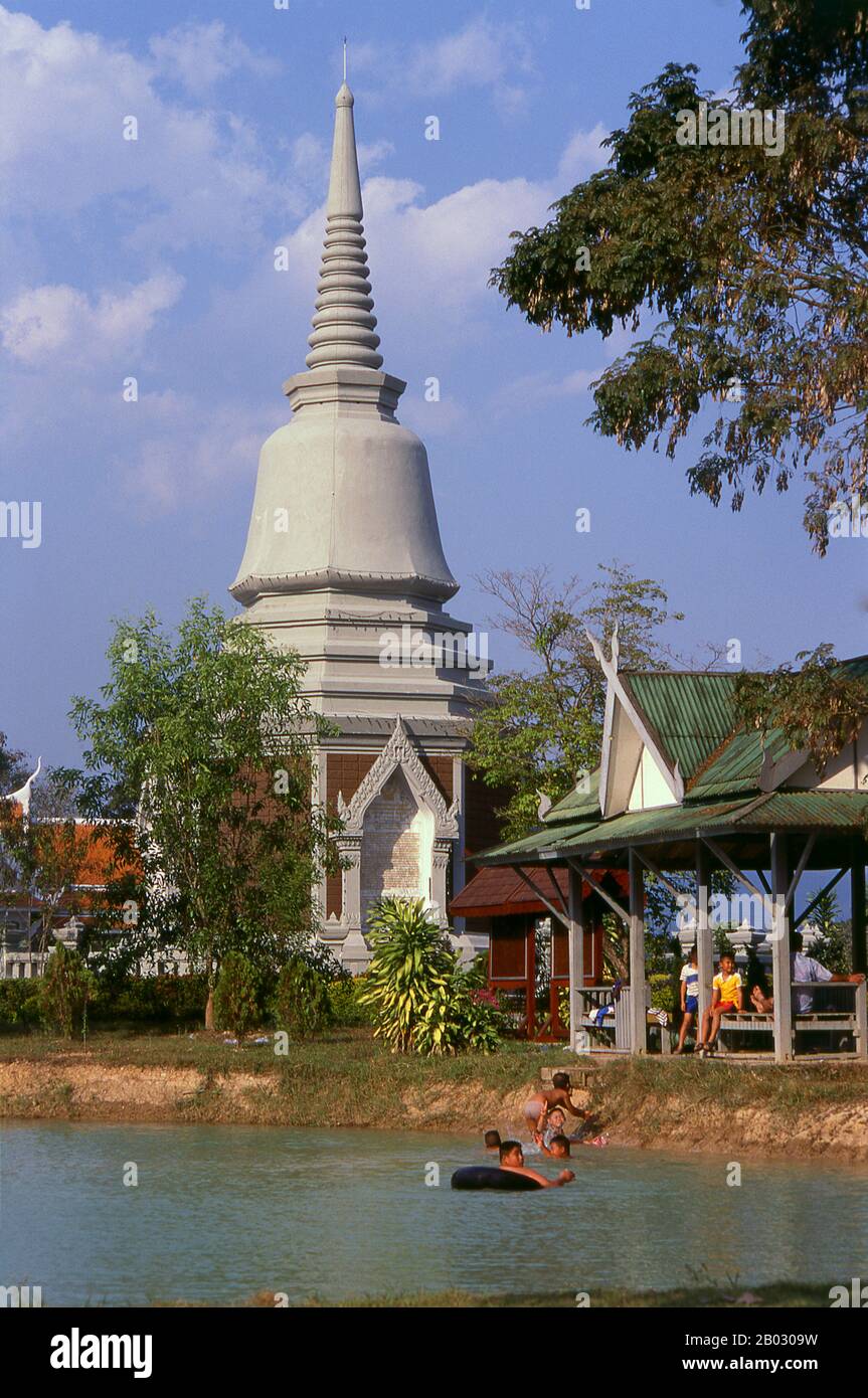 Somdet Phra Naresuan Maharat oder Somdet Phra Sanphet II (1555 - 1605) war von 1590 bis zu seinem Tod 1605 König des Ayutthaya-Königreichs. Naresuan war einer der am meisten verehrten Monarchen Siams, da er für seine Feldzüge zur Freiheit Siams von der birmanischen Herrschaft bekannt war. Während seiner Regierungszeit wurden zahlreiche Kriege gegen Birma geführt, und Siam erreichte seine größte Gebietsausmaße und seinen größten Einfluss. Stockfoto