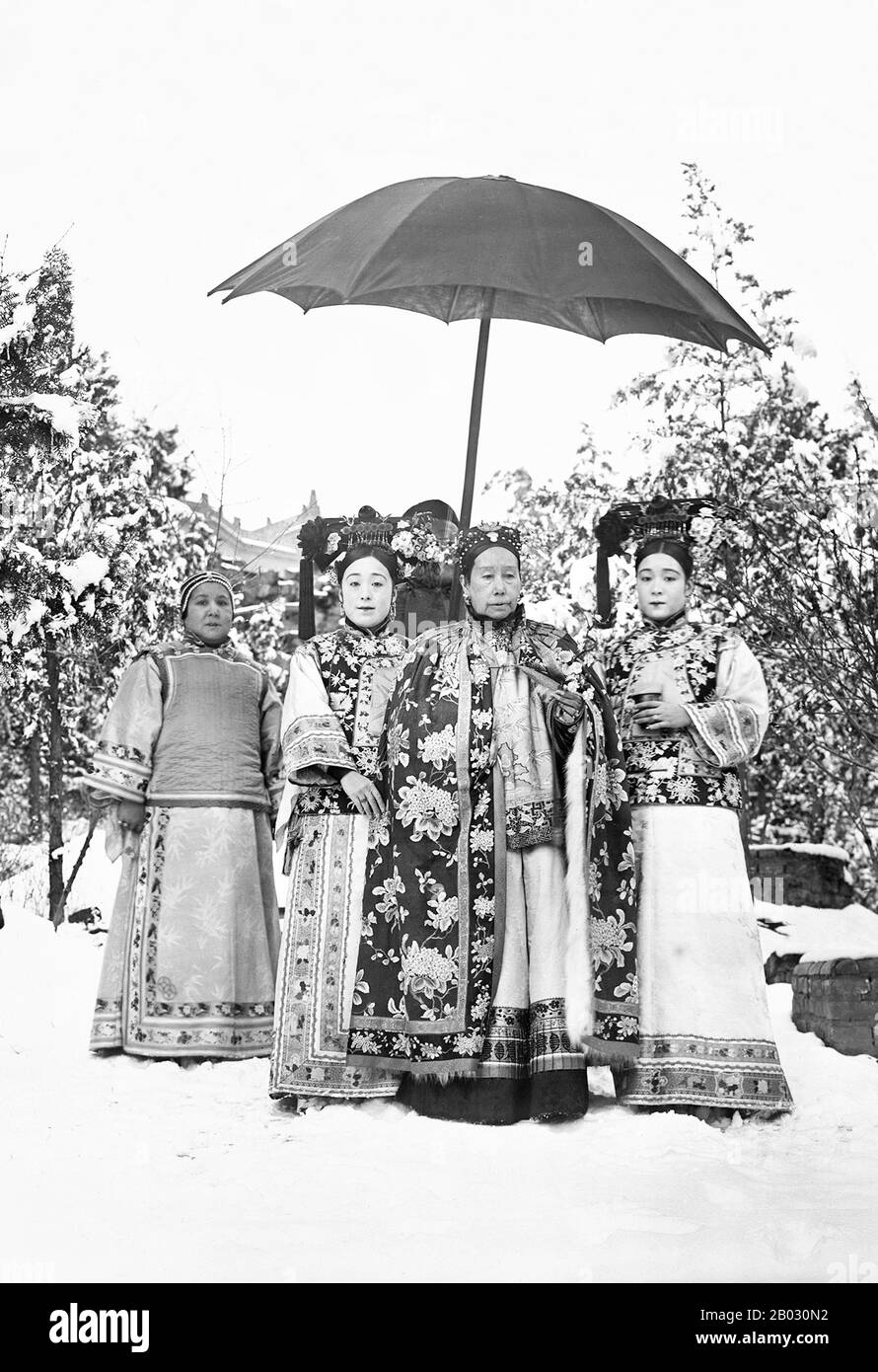 Empress Dowager Cixi (Wade-Giles: TZ'u-Hsi, 29. November 1835 - 15. November 1908) von der Manchu Yehe Nara Clan, war eine mächtige und charismatische Persönlichkeit, die 47 Jahre lang von 1861 bis zu ihrem Tod im Jahr 1908 de facto zur Herrscherin der Mandschu Qing-Dynastie in China wurde. Stockfoto