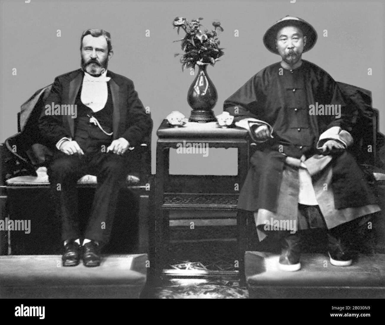Ulysses S. Grant (geborene Hiram Ulysses Grant; 27. April 1822 - 23. Juli 1885) war der 18. Präsident der Vereinigten Staaten (1869-77). Li Hongzhang, (auch als Li Hung-chang romanisiert) (15. Februar 1823 - 7. November 1901) war ein chinesischer Politiker, General und Diplomat der späten Qing-Dynastie. Stockfoto