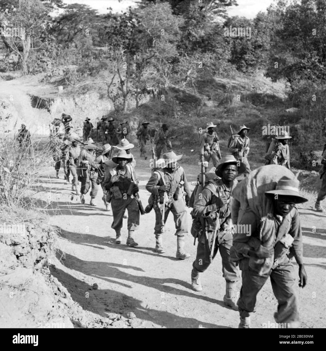 Die 11. Ostafrika-Infanterieabteilung setzte sich aus Soldaten der modernen Nationen Kenia, Uganda, Malawi, Tansania und Simbabwe zusammen. Die Division kämpfte während der Burma-Kampagne mit der britischen Vierzehnten Armee in Birma (Myanmar). Im späteren Teil des Jahres 1944 verfolgte die Division den Rückzug der Japaner von Imphal in Nordostindien hinunter das Kabaw-Tal in Birma und etablierte Brückenköpfe über den Chindwin-Fluss. Stockfoto