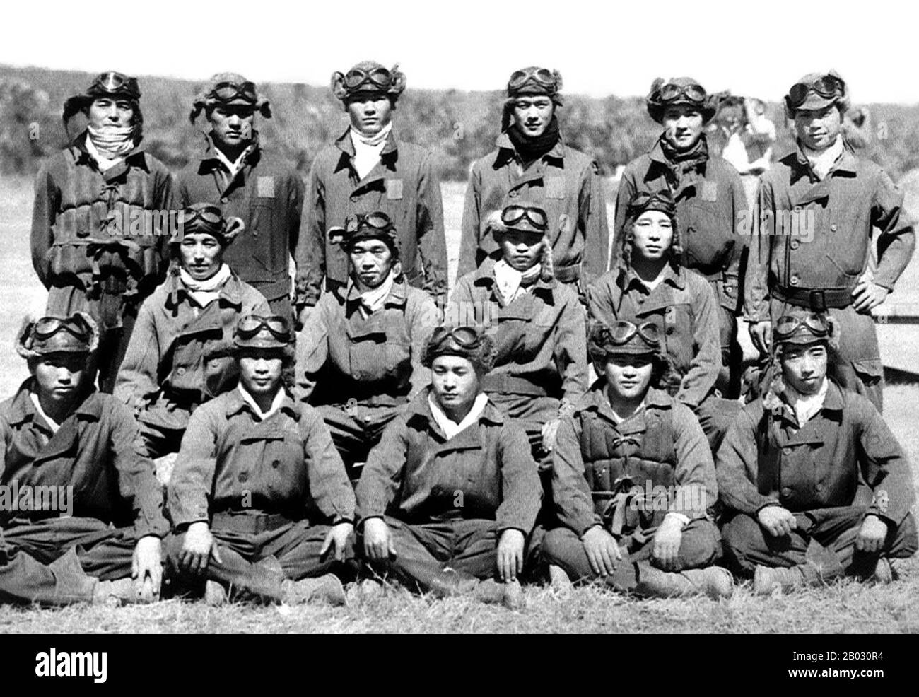 Mehrere dieser Flieger gehörten zu den obersten japanischen Assen, darunter Saburo Sakai (mittlere Reihe, zweite von links), Toshio Ota (linke, zweite Reihe) und Hiroyoshi Nishizawa (stehend, erste links). Die Tainan Air Group wurde im Oktober 1941 im japanisch besetzten Formosa (Taiwan) gebildet und war eine der bekanntesten und erfolgreichsten Luftgruppen des Kaiserlich japanischen Marineluftdienstes. Stockfoto