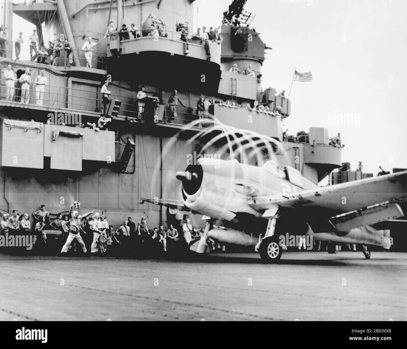 Die Grumman F6F Hellcat war ein trägergestütztes Kampfflugzeug, das die frühere F4F Wildcat im Dienst der United States Navy (USN) ersetzen sollte. Die Hellcat konkurrierte mit der schnelleren Vought F4U Corsair für den Einsatz als trägergestützter Kämpfer. Die Corsair hatte jedoch erhebliche Probleme mit Trägerlandungen, die die Hellcat nicht tat, und ließ die Hellcat im zweiten Teil des zweiten Weltkriegs zum dominierenden Kämpfer der Marine werden, eine Position, die die Hellcat nicht abgab. Die Corsair wurde stattdessen vor allem in der landgestützten Nutzung durch das US Marine Corps eingesetzt. Hellcats wurden des zugeschrieben Stockfoto