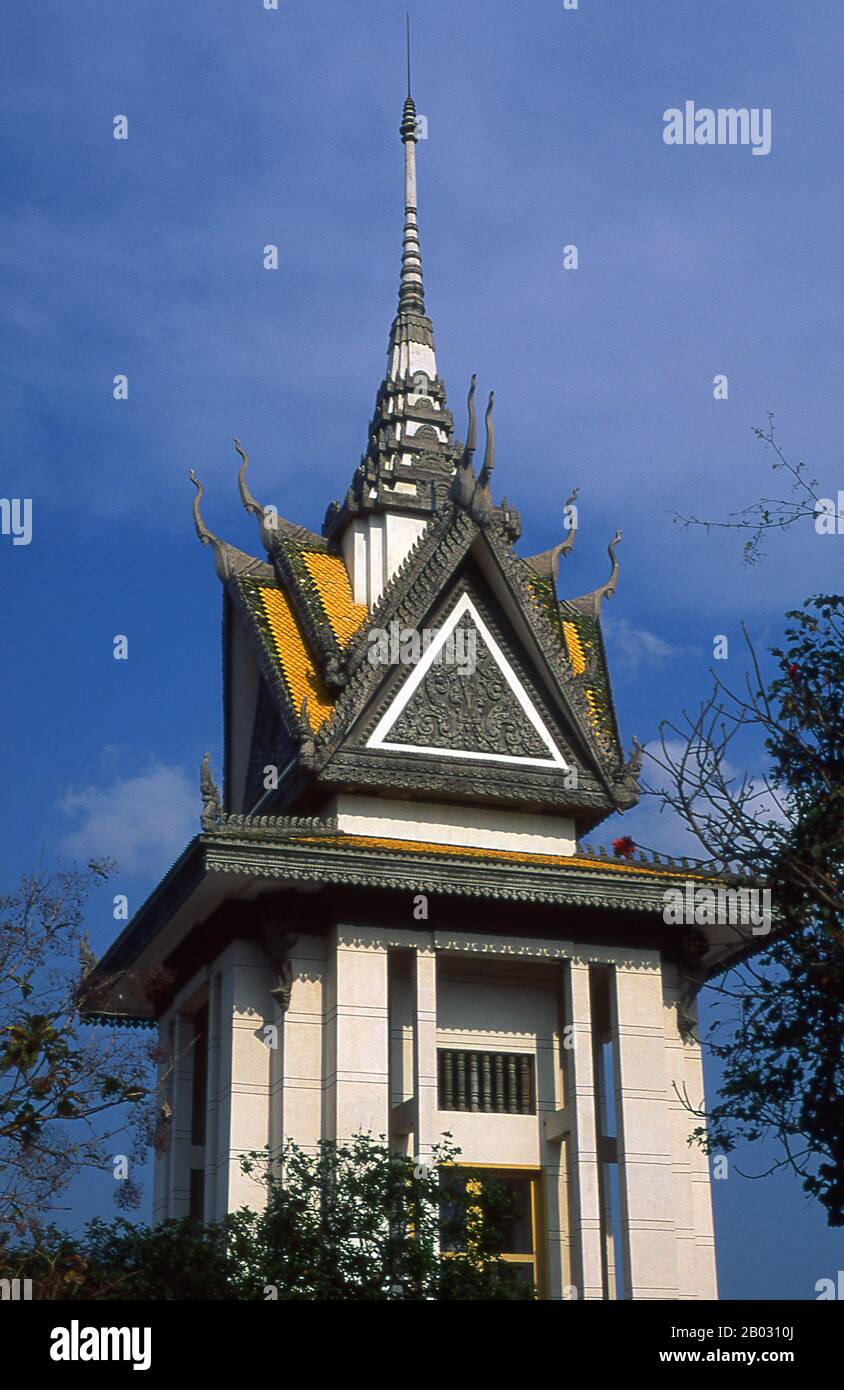 Etwa 12 km (7½ Meilen) südlich von Phnom Penh liegen die berüchtigten Tötungsfelder von Choeung Ek. Hier wurden Opfer der Khmer Rouge, darunter viele aus Tuol Sleng, zur Hinrichtung und Bestattung in Massengräbern gebracht. Viele davon wurden inzwischen exhumiert, und zu ihrem Gedenken wurde ein stupa-förmiges Mausoleum errichtet. Stockfoto