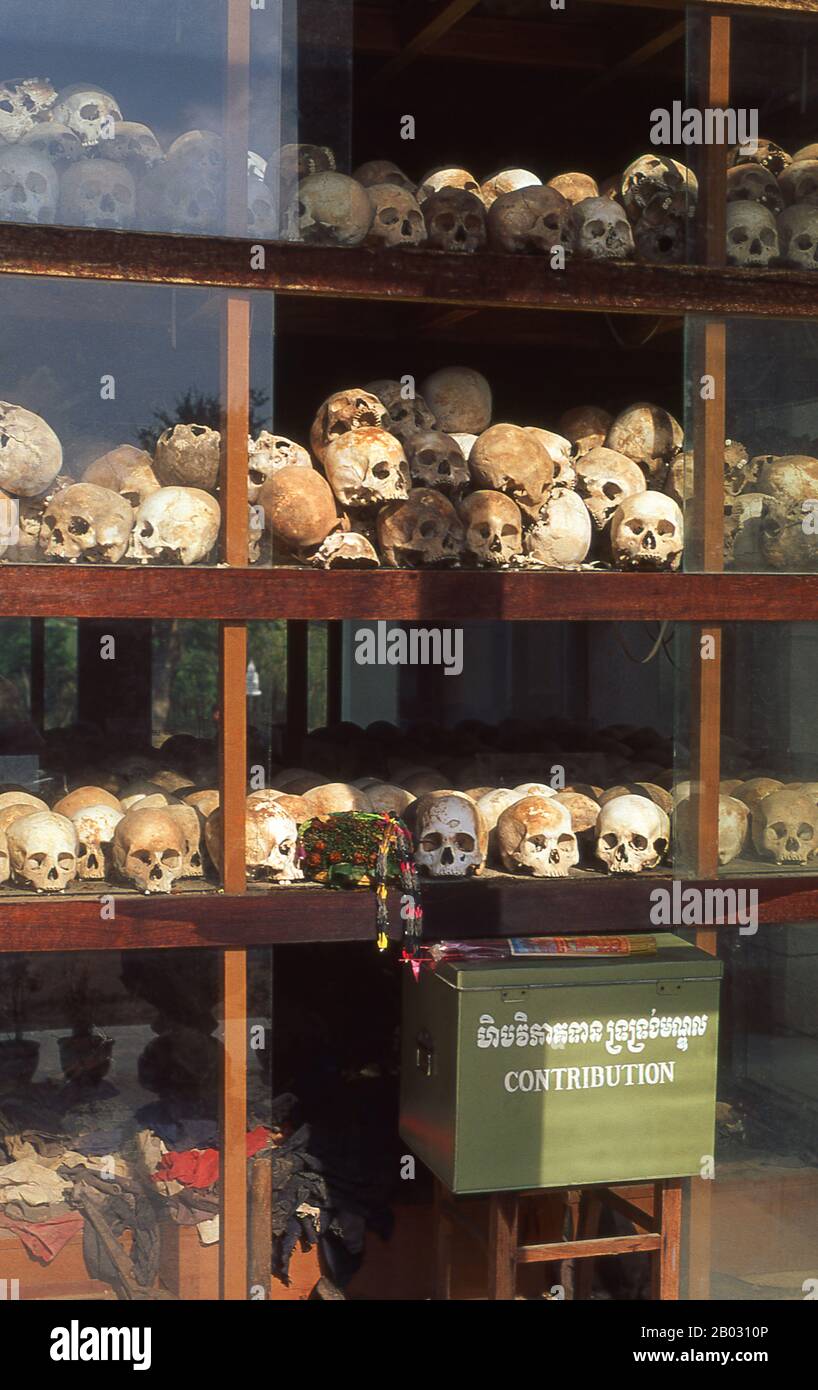 Etwa 12 km (7½ Meilen) südlich von Phnom Penh liegen die berüchtigten Tötungsfelder von Choeung Ek. Hier wurden Opfer der Khmer Rouge, darunter viele aus Tuol Sleng, zur Hinrichtung und Bestattung in Massengräbern gebracht. Viele davon wurden inzwischen exhumiert, und zu ihrem Gedenken wurde ein stupa-förmiges Mausoleum errichtet. Stockfoto