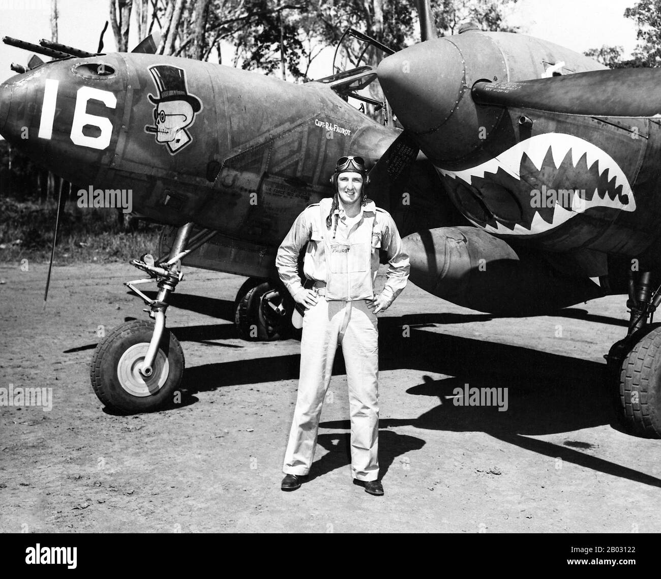 Am 7. Bis 8. Dezember 1941 führten japanische Streitkräfte Überraschungsangriffe auf Pearl Harbor, Angriffe auf britische Streitkräfte in Malaya, Singapur und Hongkong durch und erklärten den Krieg, was die USA und Großbritannien in den zweiten Weltkrieg im Pazifik brachte. Nach dem sowjetischen Einmarsch in die Mandschurei und den Atombomben von Hiroshima und Nagasaki 1945 stimmte Japan einer bedingungslosen Kapitulation am 15. August zu. Der Krieg kostete Japan und den Rest der Großostasiatischen Ko-Prosperität Millionen von Menschenleben und ließ einen Großteil der Industrie und Infrastruktur des Landes zerstören. Stockfoto