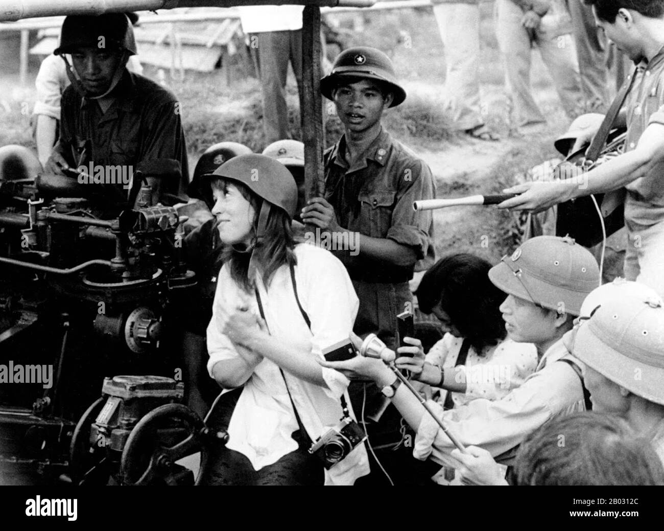 Jane Fonda besuchte Hanoi im Juli 1972. Neben anderen Aussagen wiederholte sie die nordvietnamesische Behauptung, die Vereinigten Staaten hätten das Deichsystem entlang des Roten Flusses bewusst ins Visier genommen. Tatsächlich erlitt das Deichsystem Bombenschäden, wurde aber nicht strategisch ins Visier genommen. In Nordvietnamesen wurde Fonda auf einer Flugabwehrbatterie sitzend fotografiert. In ihrer Autobiografie aus dem Jahr 2005 schreibt sie, dass sie manipuliert wurde, auf der Batterie zu sitzen, und war sofort entsetzt über die Auswirkungen der Bilder. Nach der Veröffentlichung der hinter der Flugabwehrpistole sitzenden Bilder von Fonda, stellte sie fest Stockfoto