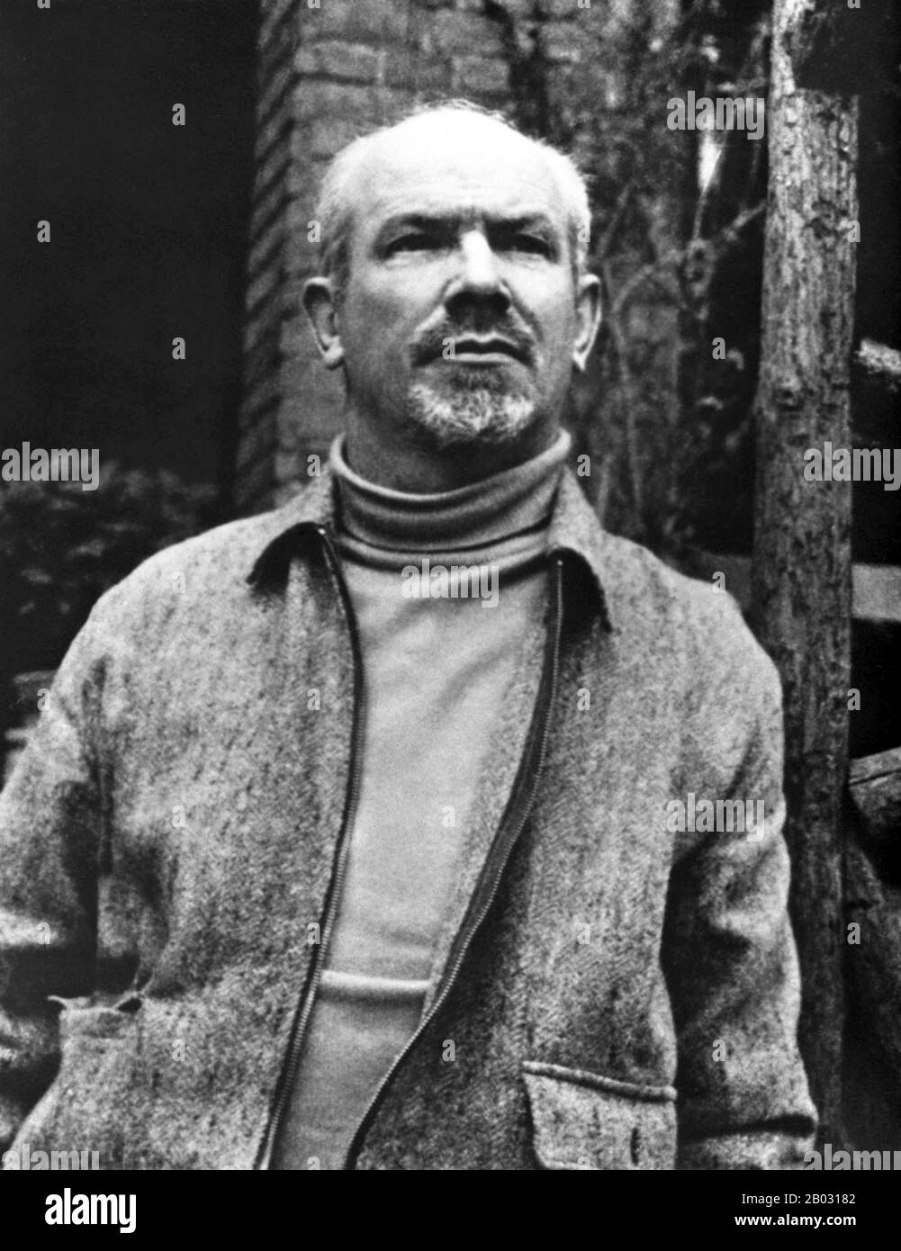 Henry Norman Bethune (4. März 1890 - 12. November 1939; Chinesisch: Bai Qiuen) war ein kanadischer Arzt, medizinischer Innovator und notierter Antifaschist. Bethune kam zuerst für seinen Dienst als Frontchirurg an die internationale Spitze, der die demokratisch gewählte republikanische Regierung während des spanischen Bürgerkrieges unterstützte. Aber es war sein Dienst bei der Kommunistischen Achtzigjährigen Wegearmee (Ba Lu Jun) während des Zweiten Chinesisch-Japanischen Krieges, der ihm dauerhafte Zuspruch einbrachte. Dr. Bethune brachte moderne Medizin effektiv in das ländliche China und behandelte kranke Dorfbewohner oft genauso wie verwundete Soldaten. Sein s. Stockfoto