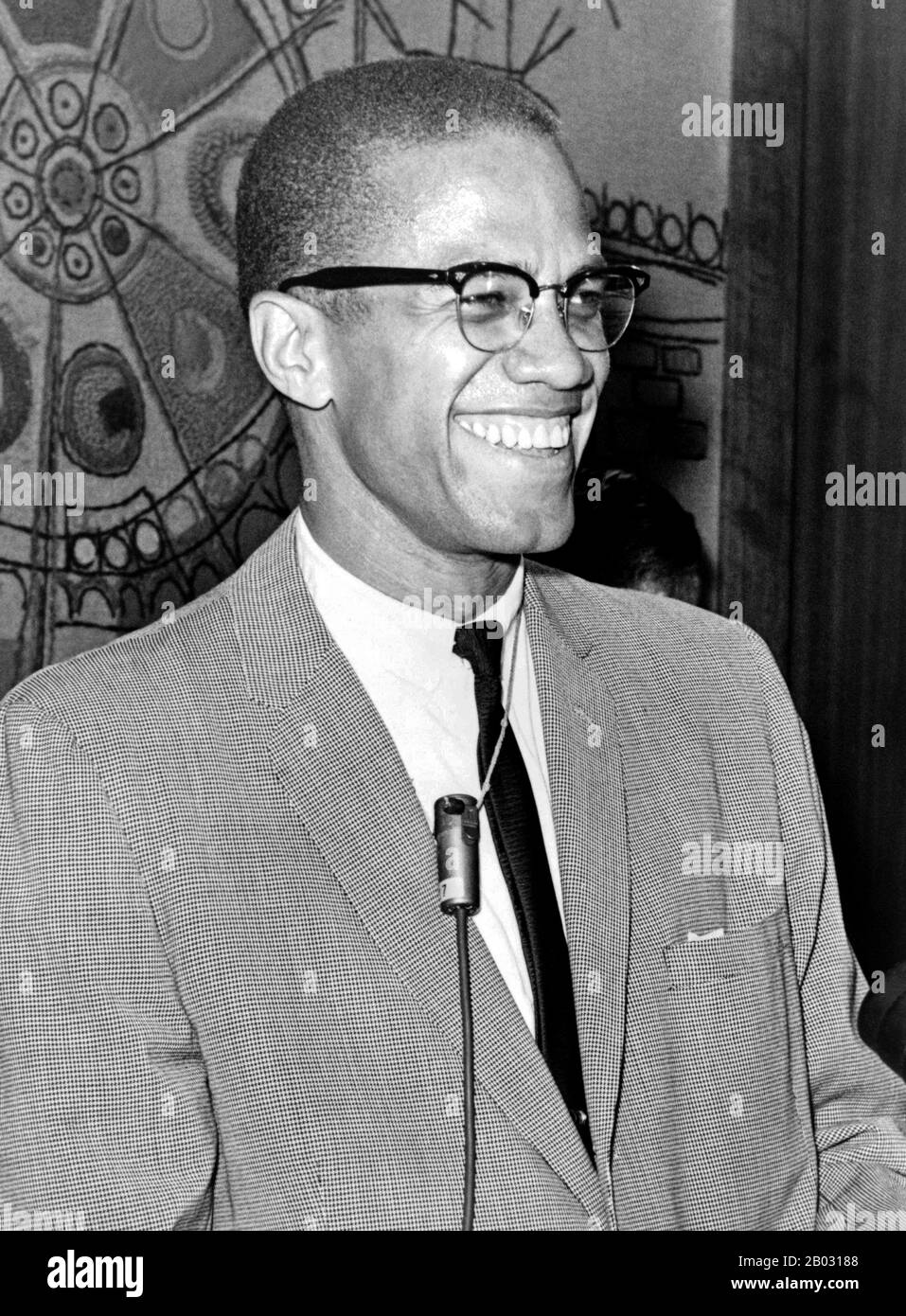 Malcolm X (* 19. Mai 1925; † 21. Februar 1965), geboren als Malcolm Little und auch bekannt als el-Hajj Malik el-Shabazz, war ein US-amerikanischer muslimischer Minister und Menschenrechtsaktivist. Seinen Verehrern gegenüber war er ein mutiger Verfechter der Rechte der Schwarzen, ein Mann, der das weiße Amerika unter härtesten Bedingungen wegen seiner Verbrechen gegen schwarze Amerikaner beschuldigte; Kritiker warfen ihm vor, Rassismus und Gewalt zu predigen. Er wurde als einer der größten und einflussreichsten Afro-Amerikaner der Geschichte bezeichnet. Stockfoto