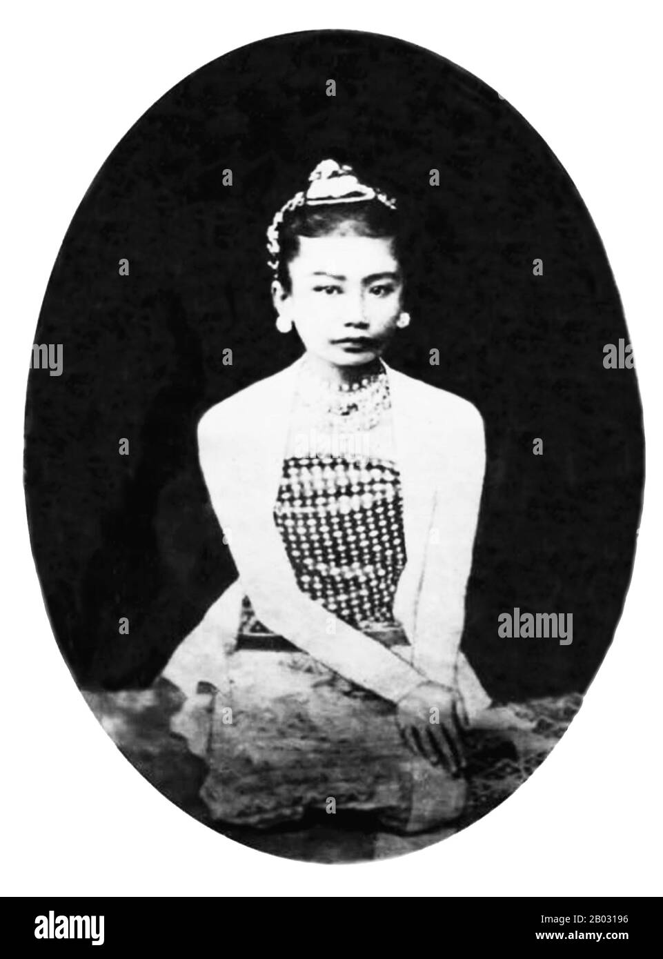 Supayalat (13. Dezember 1859 - 24. November 1925) war die letzte Königin von Birma, die in Mandalay (1878-1885) herrschte, geboren als König Mindon Min und Königin Alenandaw. Ihre Regierungszeit dauerte nur sieben Jahre, als Thibaw Min im Dritten Anglo-Birmanischen Krieg besiegt und 1885 von den Briten zur Abdankung gezwungen wurde. Am 25. November 1885 wurden sie in einer überdachten Kutsche mitgenommen und verließen den Mandalay Palace am südlichen Tor der ummauerten Stadt entlang der Straßen, die von britischen Soldaten und ihren wahnenden Untertanen gesäumt wurden, bis zum Fluss Irrawaddy, auf den ein Dampfschiff wartete. Thibaw war 27 und Supayalat 26. Nach Jahren des e Stockfoto