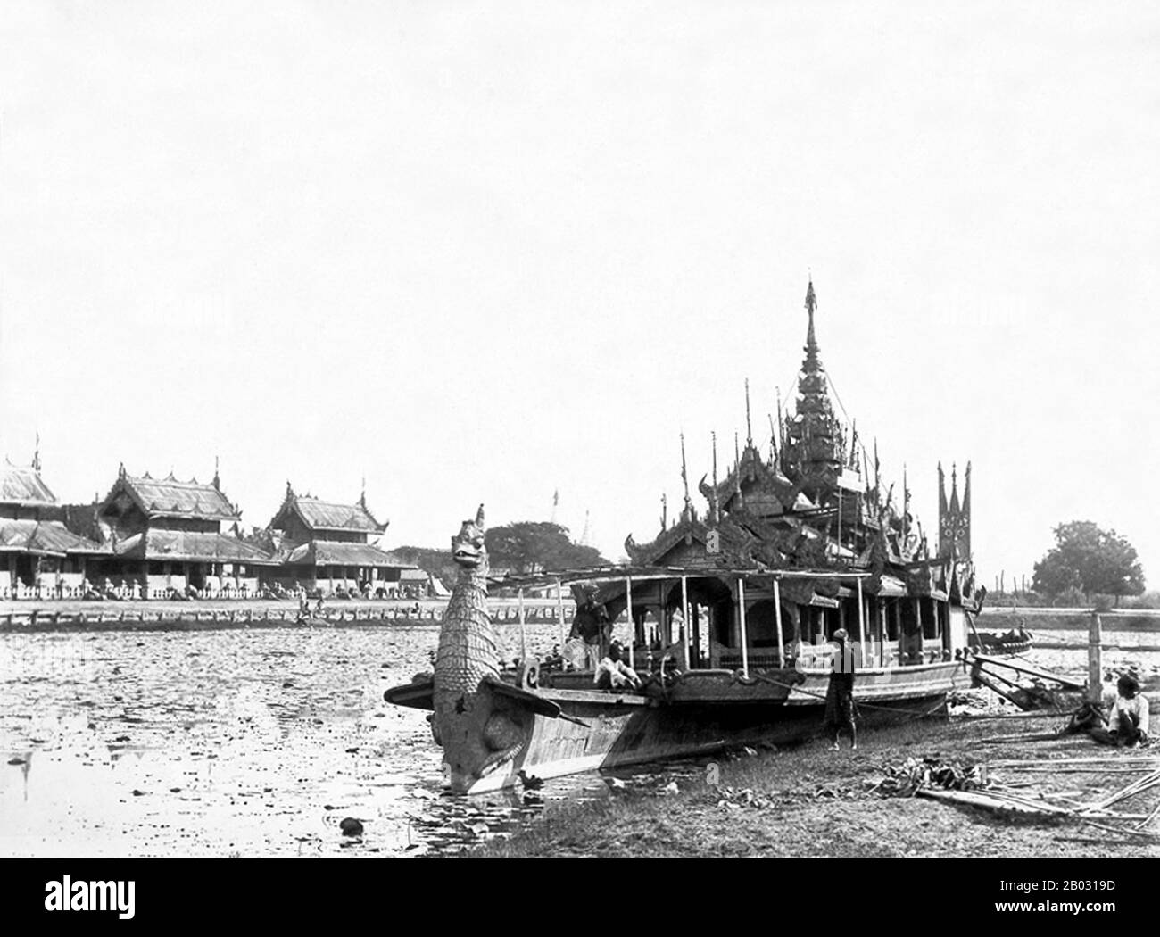 Das Foto stammt aus einer Serie, die den Dritten Anglo-Birmanischen Krieg (1885-86) dokumentiert, den Hooper während seiner Tätigkeit als Provost Marschall bei der britischen Armee machte. Thibaw war der letzte König von Birma und regierte von 1878 bis 1885, als er von den Briten nach Indien abgesetzt und exiliert wurde. Die Burma Expeditionary Force trat am 28. November in Mandalay, der birmanischen Königshauptstadt, ein und begann mit der Besetzung der Stadt. Der Krieg gipfelte in der Annektierung Oberbirmas durch die Briten am 1. Januar 1886. Burmesische Staatsbargen waren prächtige vergoldete Gefäße, die von einem gestuften Turmhelm (Pyatthat) überdacht wurden, der das heilige r bezeichnet Stockfoto