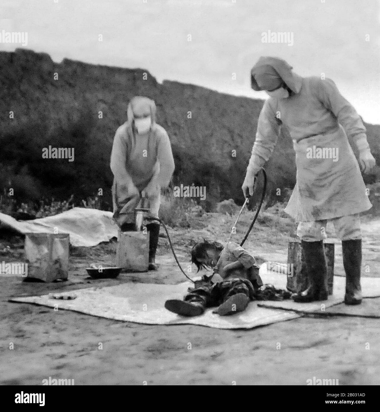 China: Japanisches Personal, Mitglieder der Einheit 731, die einen bakteriologischen Test im Kreis Nong'an, Provinz Jilin, Nordostchina (1940) durchführen. Die Einheit 731 war eine geheime Forschungs- und Entwicklungseinheit für biologische und chemische Kriegsführung der Kaiserlich Japanischen Armee, die während des Zweiten Chinesisch-Japanischen Krieges (1937–1945) und des Zweiten Weltkriegs tödliche menschliche Experimente unternahm Stockfoto