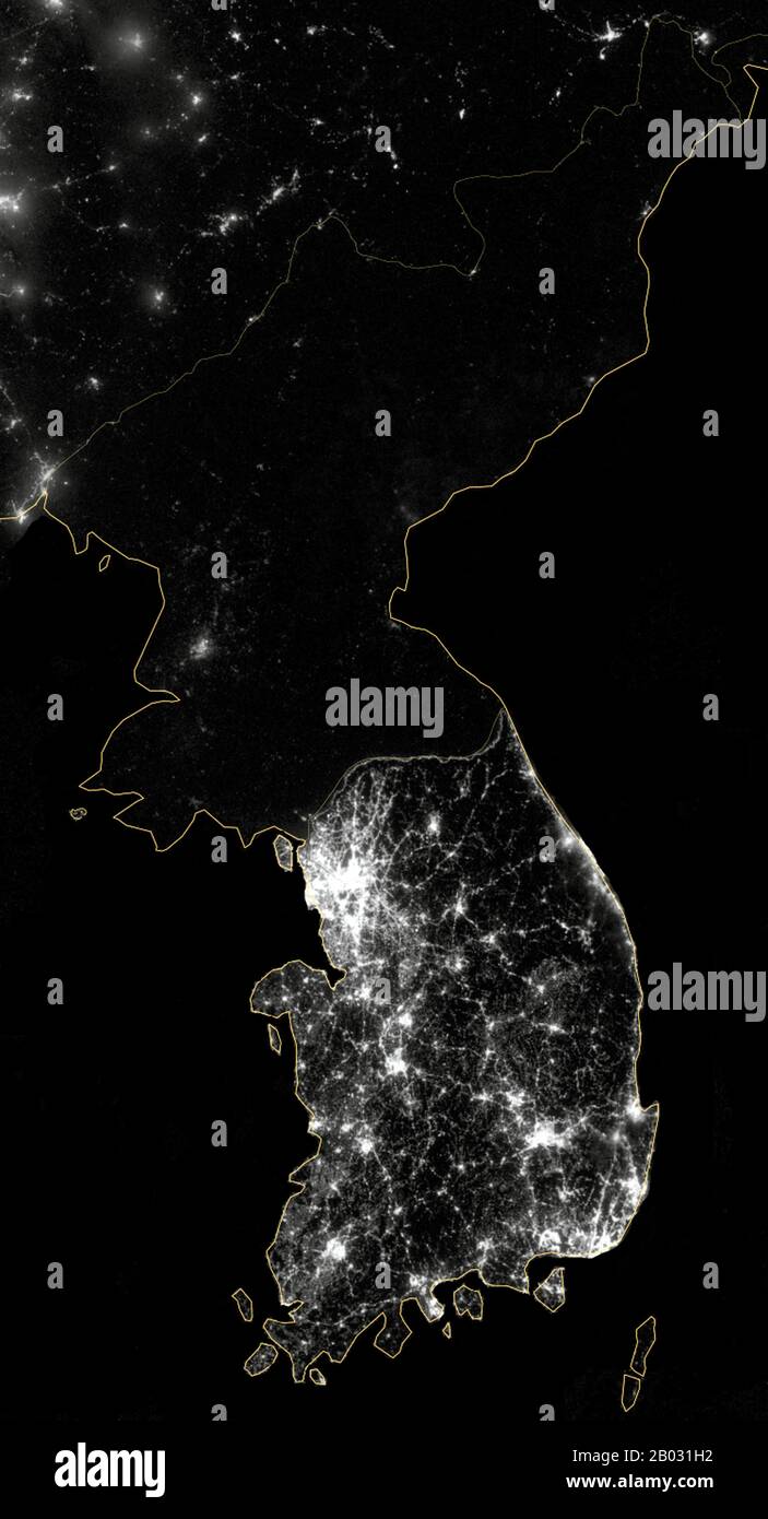 Ein Bild, das die koreanische Halbinsel nachts im Jahr 2012 zeigt. Ein zusammengesetztes Bild, das mit cloudfreien Nachtaufnahmen erstellt wurde, die von der National Aeronautics and Space Administration (NASA) und dem Satelliten der National Oceanic and Atmospheric Administration (NOAA) Suomi National Polar-orbiting Partnership (NPP) aufgenommen wurden. Diese Aufnahmen wurden mit der Visible Infrared Imaging Radiometer Suite (VIIRS) gemacht, und das Verbundmaterial wurde von der NASA am 5. Dezember 2012 veröffentlicht. Stockfoto