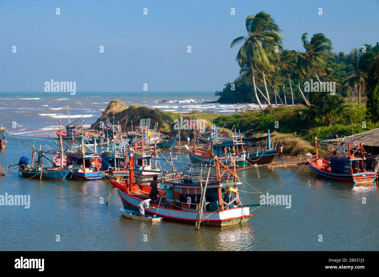 Innerhalb der Provinz Chumphon befindet sich der beste und beliebteste Strand am hat Thung Wua Laen, etwa 16 km südlich des Distrikts Pathiu und eine ähnliche Entfernung nördlich der Stadt Chumphon. Hut Thung Wua Laen ist ein langer, weisser Sandstrand, der sanft zu den Gewässern des Golfs von Thailand abfällt. Es ist vor allem bei einheimischen thailändischen Touristen beliebt und zieht dennoch mehr Besucher aus Übersee, weil es keine Menge gibt, vernünftige Preise, authentische thailändische Küche und seine authentische thailändische Atmosphäre. Hat Thung Wua Laen hat auch das beste Schnorcheln vor der Provinz Chumphon, mit Korallenriffen, die Seefans unterstützen, m Stockfoto